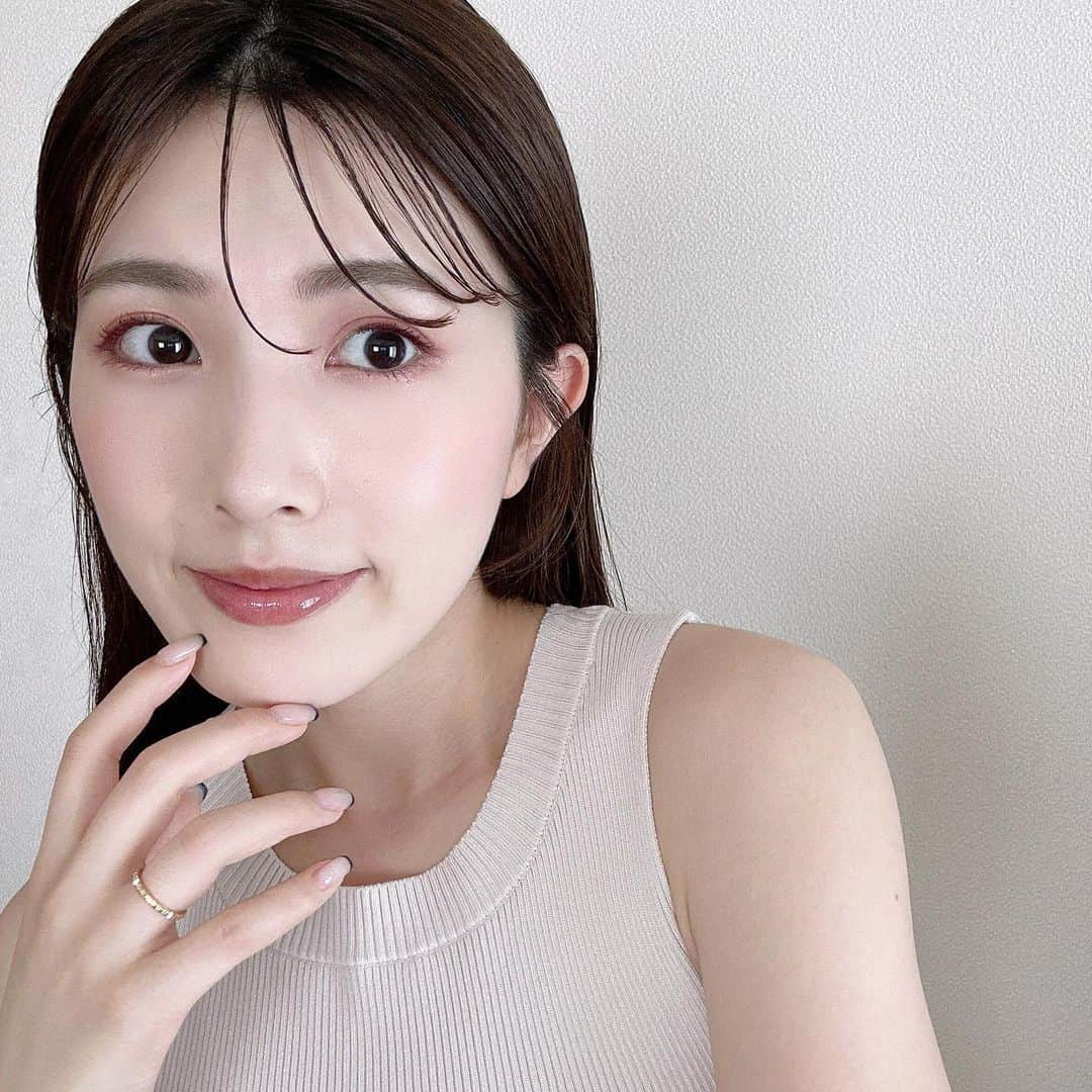 濱田あおいさんのインスタグラム写真 - (濱田あおいInstagram)「. . マスクを外すシーンも増えてきて、リップの メイクをさらに楽しめるようになった って方も多いかな？🤍リップを新しく 買ったとか探してるって声もよく気がする👄  リップのメイクを楽しみたい時こそ、 素のくちびるを良い状態にしておくことが大切◎  ✔︎DHC薬用リップクリーム（医薬部外品）  ¥770（税込）  ✔︎DHC薬用リップクリームセンシティブ（医薬部外品）  ¥825（税込）  ✔︎DHC薬用リップバーム（医薬部外品）  ¥990（税込）  手に取りやすい価格帯のDHCの薬用の保湿リップは 学生のころから何本もリピしているお気に入りアイテム✨ 塗るだけですぐ潤いを感じられるところも◎ ほんっとに昔から人気でロングセラー商品のイメージ💄  ベーシックな薬用リップクリームしか 使ったことなかったんだけど、3種類を シーンによって使い分けると、くちびるの 良い状態がキープできてる気がして もっと早く使ったらよかったなーと思ってる🥺 乾燥が気になる時だけじゃなくて こまめにリップケアするって大事！！！ （マスクで見えてないからって リップケア雑になってたなと反省☁️） そしてツヤのある仕上がりを叶えてくれる👄  日中はやはり持ち運びもしやすいし手軽に 使えるベーシックなスティックタイプを🤍 夜はしっかりうるおいを与えて、ケアを したいのでバームタイプ！ リップのレビューをたくさんしたりして 唇に負担がかかっている時や特に乾燥が 気になる時はセンシティブを◎  最近小さめのバッグが多いので 持ち運ぶ時はポーチに入れず！バッグの ポケットに直接入れちゃうこと多め🌿  #PR#dhc#リップクリーム#リップ#リップケア#オススメリップ#唇ケア#DHC薬用リップシリーズ#リピートコスメ#リップバーム#美容」9月11日 19時10分 - aoihamada