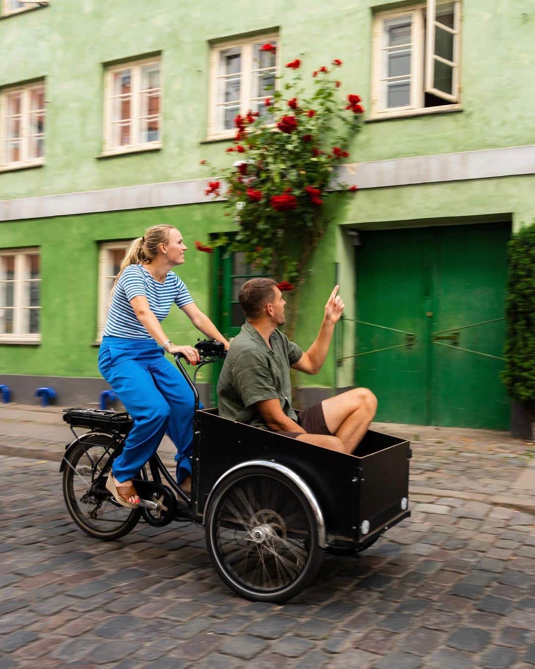 CarolineWozniackiのインスタグラム：「Hey everyone! 🚴‍♀️ @carowozniacki here. Let's talk about getting around in Copenhagen. @davidlee and I had a blast testing a cargo bike, all thanks to my collaboration with @VisitCopenhagen! 👇  Did you know that Copenhagen has proudly been holding the title of the most bicycle-friendly capital since 2015? Pedaling through this city is not just a mode of transport but a way of life. Picture this: curb-separated bicycle tracks, charming bike bridges over the canals, dedicated cycle superhighways, and even traffic lights and green waves designed for two-wheeled commuters. Bikes outnumber cars, and here, taking your kids to school in a cargo bike is cooler than cruising in an SUV. And let's not forget about the iconic harbour busses were you can bring your bike and smoothly glide along the waterways. The stunning waterfront views make every ride an experience in itself.  Stay tuned as I continue to explore Copenhagen's gems 👋❤️  #beautifuldestinations #instagood #igerscopenhagen #photography #featuremevisitcopenhagen #travel #visitcopenhagen #ibyen #copenhagen #denmark #cphpicks #sharingcph #delditkbh #wanderlust」