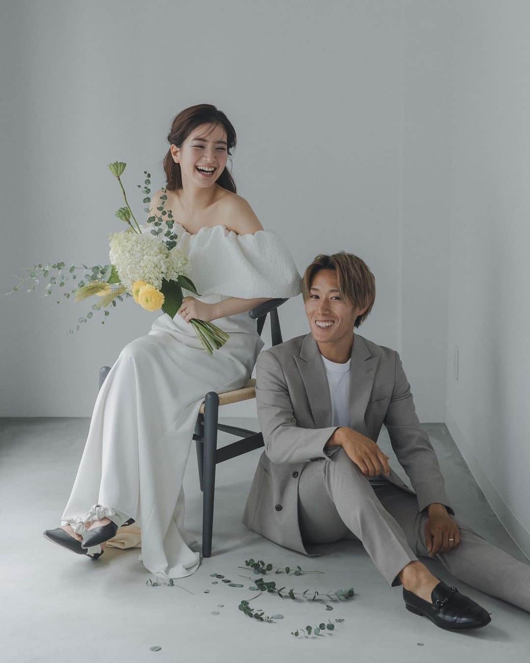 畔勝遥のインスタグラム：「・  なんでかめっちゃ笑ってる🤣 お気に入りショット📸♥️  結婚式までに色んな前撮りを 撮る事ができて嬉しいなぁ♡♡  スタジオで撮るナチュラルな ウェディングフォトもすき🥰  ブーケもお洒落で💐🤍 結婚式のブーケも @asopo.yukatommii に お願いしました🤭💕  @takamistyle 👗 @kazuhisataniguchi_309 📸 @matcarry0103 💄 @asopo.yukatommii 💐  #前撮り #結婚 #プレ花嫁 #ウェディングフォト  #ウェディングドレス #花 #フラワーアート #asopo #ウェディングヘア  #スタジオ前撮り」