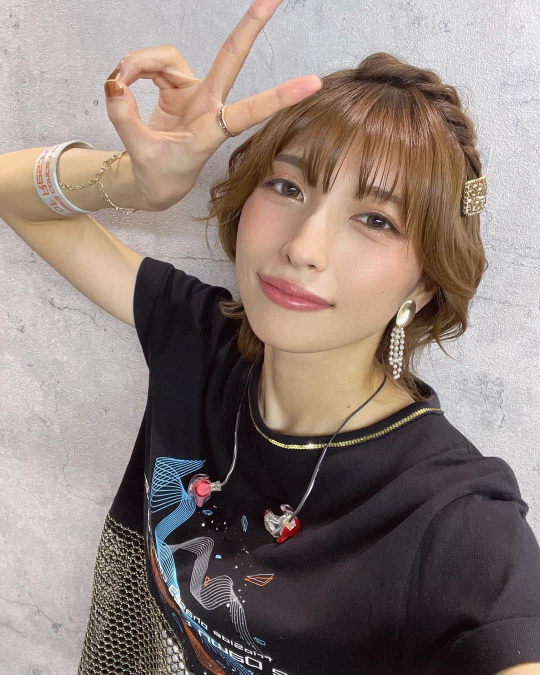 上杉真央のインスタグラム：「毎公演、ヘアメイクさんに美しく仕上げていただいたので、記念自撮り。(いちばん盛れてたやつチョイス。笑)  こうして魔法をかけてもらうと、 普段のふつうの上杉真央さんから、 「堂々とステージに立つ、とても強い(?)上杉真央！！！！！」 になれる気がするのです☺️ありがたや…！  #fripSide #上杉真央」