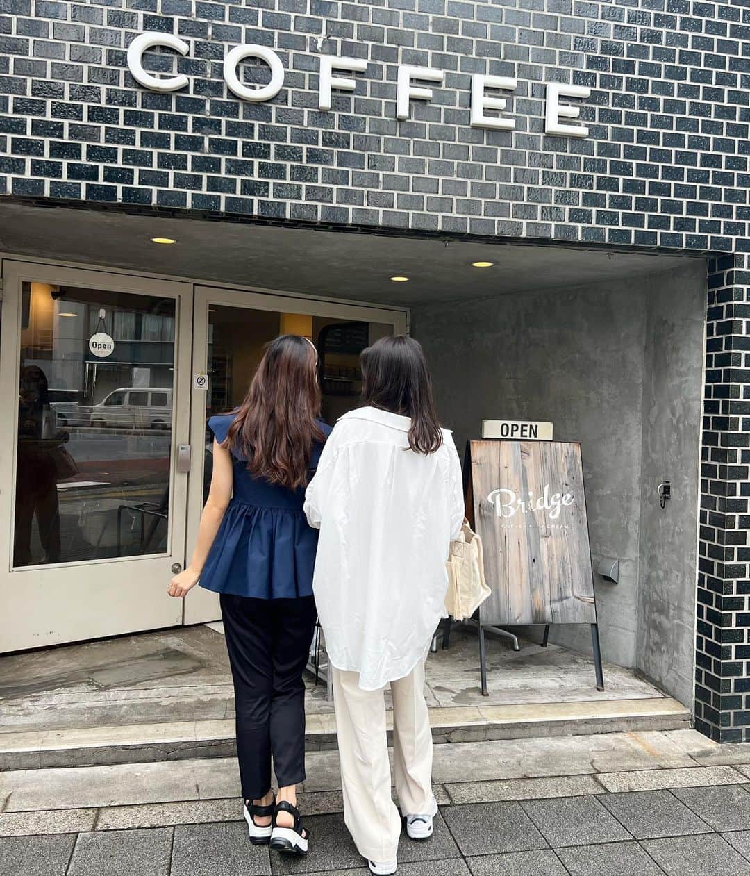 岡本麻佑のインスタグラム：「. 朝ごはん食べにBridge Cafe☕️🤍 朝から何でも食べれる(食べないと無理)タイプなので私だけもりもり🤣🙏🏻 焦がし塩キャラメルジェラートが大変美味しかった🍨💛  #bridgecafe#cafe#東京カフェ#日本橋カフェ#馬喰町カフェ」