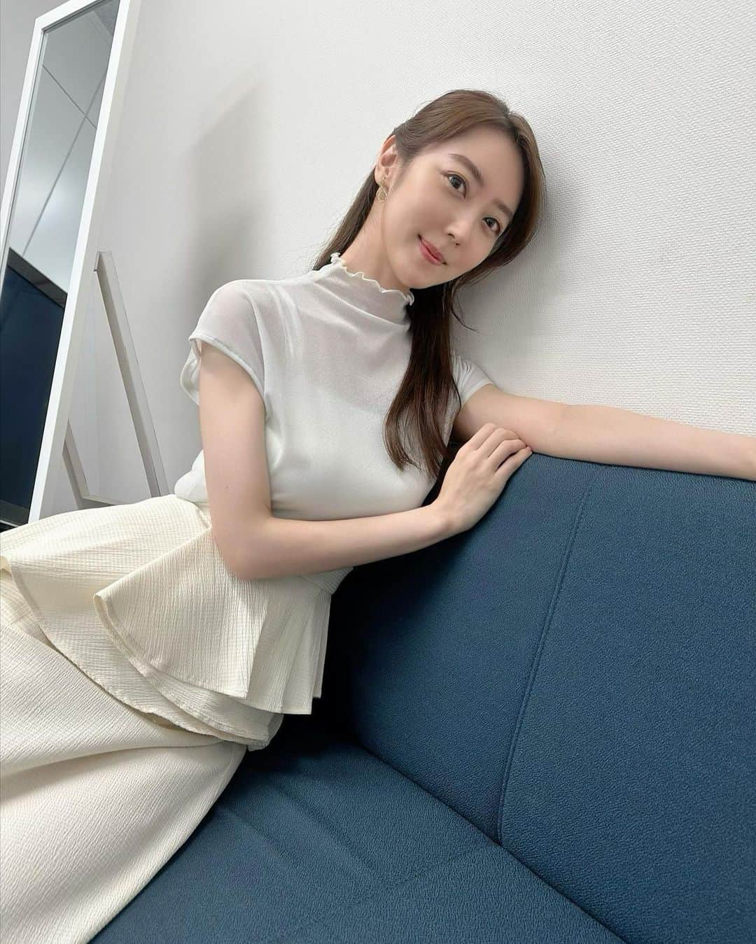 上野愛奈さんのインスタグラム写真 - (上野愛奈Instagram)「． 月曜日、お疲れさまです♪ この日は、首元とスカートのフリルが可愛らしい衣装でした🤍  今週もよろしくお願いいたします☺️✨」9月11日 19時12分 - ueno_aina_816