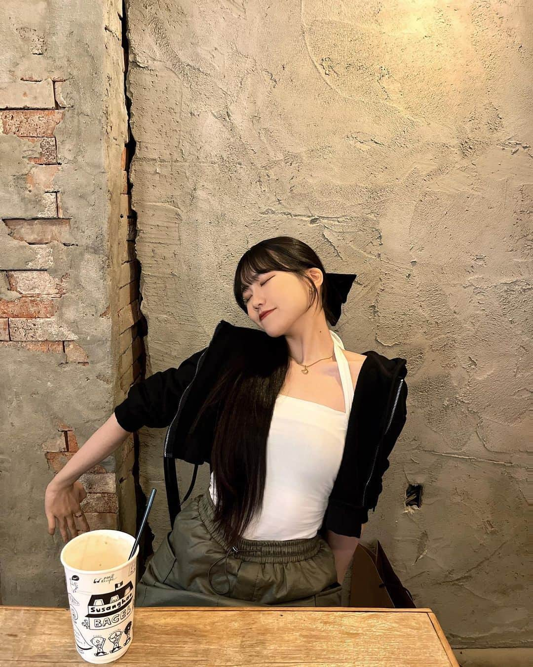 ミルさんのインスタグラム写真 - (ミルInstagram)「Susanghan Bagel🥯 ⁡ 韓国カフェで調べてた時に惹かれたお店🥺 変わったベーグルが沢山あって店内も3階まであるの！ 広々としてて長居するにはピッタリのカフェです🥹 ⁡ なんで私がベーグルを食べていないかというと... この時絶賛熱中症で食べ物全部が受け付けない体になっていました😢（舌がビリビリ&頭割れそうな頭痛🤕） 一緒にいたハコが少し寝な！そしたら治るよ！って言ってくれて仮眠させてもらった後の写真達です😇（呑気にのびてる） 完全に自分の体調管理不足です😭ハコごめんね🥲 ⁡ 病は気から！という事で体調不良は気合いで治しました🤣🧡🧡 社会人になると頭痛は気合いでなんとか出来るようになります😇笑 少し休んでる間ハコはずっとベーグルを食べないでミルの事を待っててくれてたのを知ってる...🥲 本当に優しいね...泣 （そんなハコがさらに愛おしい存在になりました🤣🩷） ⁡ 【📍お店情報】 営業時間：9:30~22:00🌙 住所：마포구 서교동 409-6, Se（韓国ver） ソウル市麻浦区臥牛山路15キル22（日本語ver）  スクショか保存しておくと行く時に楽だと思います☺️❤️ ⁡ 空港鉄道弘大入口駅から徒歩15分の場所です！🏟️  有名なホンデ周辺から少し歩いたところ🥰💕 ⁡ ⁡ ⁡ ⁡ ⁡ ⁡ #韓国カフェ#韓国旅行 #韓国グルメ #수상한베이글#susanghanbagel #弘大#弘大カフェ」9月11日 19時14分 - ____tkym_m____