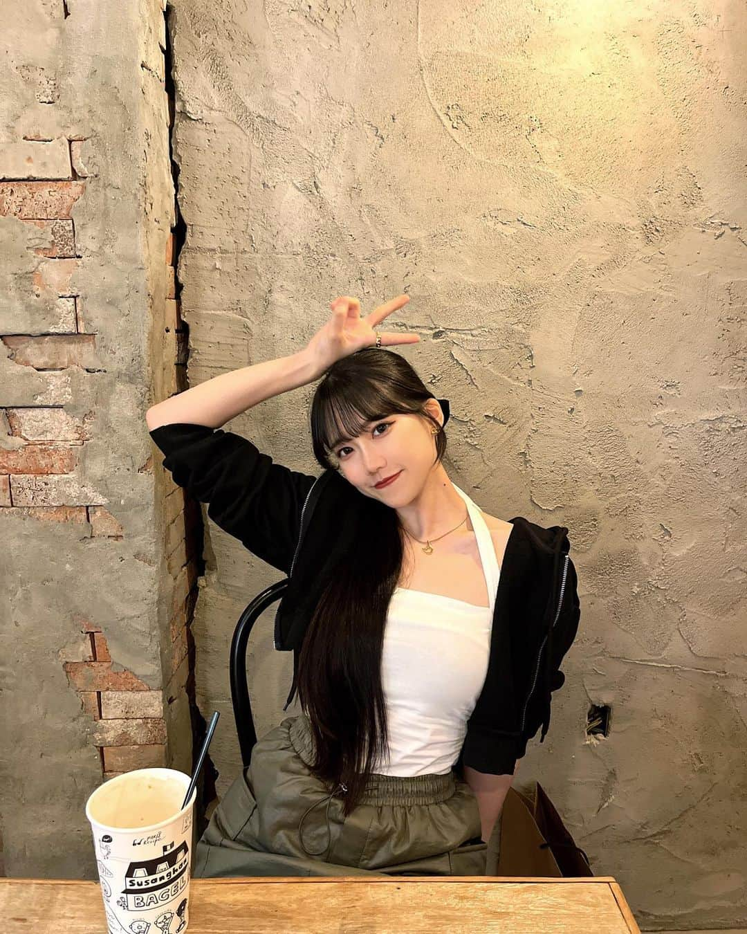 ミルさんのインスタグラム写真 - (ミルInstagram)「Susanghan Bagel🥯 ⁡ 韓国カフェで調べてた時に惹かれたお店🥺 変わったベーグルが沢山あって店内も3階まであるの！ 広々としてて長居するにはピッタリのカフェです🥹 ⁡ なんで私がベーグルを食べていないかというと... この時絶賛熱中症で食べ物全部が受け付けない体になっていました😢（舌がビリビリ&頭割れそうな頭痛🤕） 一緒にいたハコが少し寝な！そしたら治るよ！って言ってくれて仮眠させてもらった後の写真達です😇（呑気にのびてる） 完全に自分の体調管理不足です😭ハコごめんね🥲 ⁡ 病は気から！という事で体調不良は気合いで治しました🤣🧡🧡 社会人になると頭痛は気合いでなんとか出来るようになります😇笑 少し休んでる間ハコはずっとベーグルを食べないでミルの事を待っててくれてたのを知ってる...🥲 本当に優しいね...泣 （そんなハコがさらに愛おしい存在になりました🤣🩷） ⁡ 【📍お店情報】 営業時間：9:30~22:00🌙 住所：마포구 서교동 409-6, Se（韓国ver） ソウル市麻浦区臥牛山路15キル22（日本語ver）  スクショか保存しておくと行く時に楽だと思います☺️❤️ ⁡ 空港鉄道弘大入口駅から徒歩15分の場所です！🏟️  有名なホンデ周辺から少し歩いたところ🥰💕 ⁡ ⁡ ⁡ ⁡ ⁡ ⁡ #韓国カフェ#韓国旅行 #韓国グルメ #수상한베이글#susanghanbagel #弘大#弘大カフェ」9月11日 19時14分 - ____tkym_m____