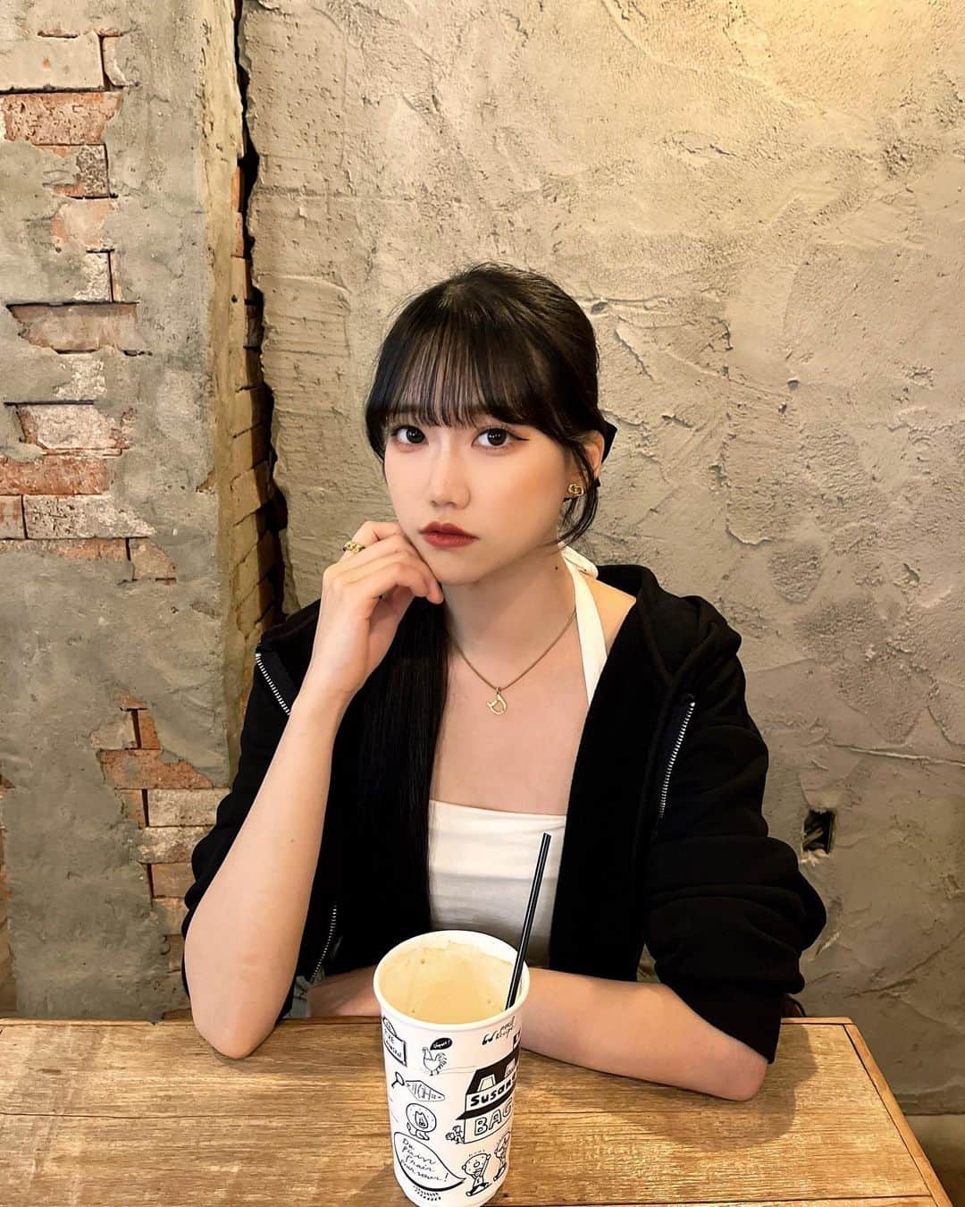 ミルさんのインスタグラム写真 - (ミルInstagram)「Susanghan Bagel🥯 ⁡ 韓国カフェで調べてた時に惹かれたお店🥺 変わったベーグルが沢山あって店内も3階まであるの！ 広々としてて長居するにはピッタリのカフェです🥹 ⁡ なんで私がベーグルを食べていないかというと... この時絶賛熱中症で食べ物全部が受け付けない体になっていました😢（舌がビリビリ&頭割れそうな頭痛🤕） 一緒にいたハコが少し寝な！そしたら治るよ！って言ってくれて仮眠させてもらった後の写真達です😇（呑気にのびてる） 完全に自分の体調管理不足です😭ハコごめんね🥲 ⁡ 病は気から！という事で体調不良は気合いで治しました🤣🧡🧡 社会人になると頭痛は気合いでなんとか出来るようになります😇笑 少し休んでる間ハコはずっとベーグルを食べないでミルの事を待っててくれてたのを知ってる...🥲 本当に優しいね...泣 （そんなハコがさらに愛おしい存在になりました🤣🩷） ⁡ 【📍お店情報】 営業時間：9:30~22:00🌙 住所：마포구 서교동 409-6, Se（韓国ver） ソウル市麻浦区臥牛山路15キル22（日本語ver）  スクショか保存しておくと行く時に楽だと思います☺️❤️ ⁡ 空港鉄道弘大入口駅から徒歩15分の場所です！🏟️  有名なホンデ周辺から少し歩いたところ🥰💕 ⁡ ⁡ ⁡ ⁡ ⁡ ⁡ #韓国カフェ#韓国旅行 #韓国グルメ #수상한베이글#susanghanbagel #弘大#弘大カフェ」9月11日 19時14分 - ____tkym_m____