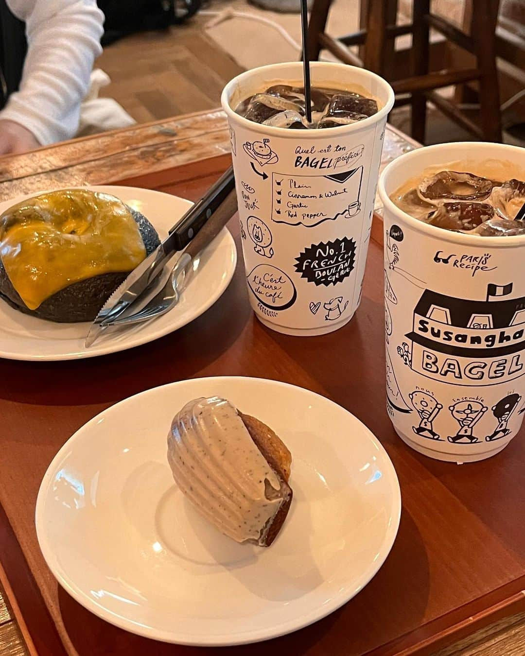 ミルさんのインスタグラム写真 - (ミルInstagram)「Susanghan Bagel🥯 ⁡ 韓国カフェで調べてた時に惹かれたお店🥺 変わったベーグルが沢山あって店内も3階まであるの！ 広々としてて長居するにはピッタリのカフェです🥹 ⁡ なんで私がベーグルを食べていないかというと... この時絶賛熱中症で食べ物全部が受け付けない体になっていました😢（舌がビリビリ&頭割れそうな頭痛🤕） 一緒にいたハコが少し寝な！そしたら治るよ！って言ってくれて仮眠させてもらった後の写真達です😇（呑気にのびてる） 完全に自分の体調管理不足です😭ハコごめんね🥲 ⁡ 病は気から！という事で体調不良は気合いで治しました🤣🧡🧡 社会人になると頭痛は気合いでなんとか出来るようになります😇笑 少し休んでる間ハコはずっとベーグルを食べないでミルの事を待っててくれてたのを知ってる...🥲 本当に優しいね...泣 （そんなハコがさらに愛おしい存在になりました🤣🩷） ⁡ 【📍お店情報】 営業時間：9:30~22:00🌙 住所：마포구 서교동 409-6, Se（韓国ver） ソウル市麻浦区臥牛山路15キル22（日本語ver）  スクショか保存しておくと行く時に楽だと思います☺️❤️ ⁡ 空港鉄道弘大入口駅から徒歩15分の場所です！🏟️  有名なホンデ周辺から少し歩いたところ🥰💕 ⁡ ⁡ ⁡ ⁡ ⁡ ⁡ #韓国カフェ#韓国旅行 #韓国グルメ #수상한베이글#susanghanbagel #弘大#弘大カフェ」9月11日 19時14分 - ____tkym_m____