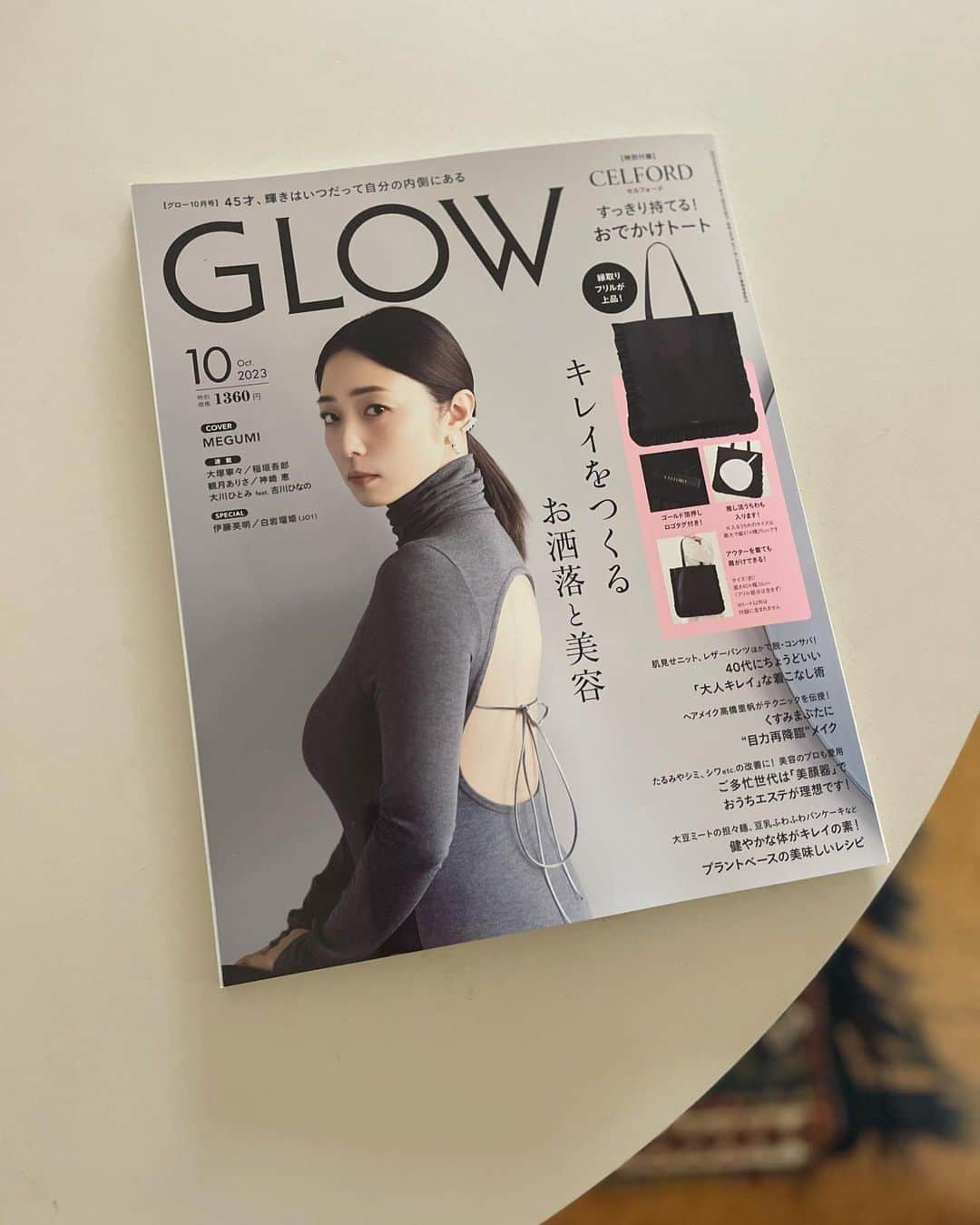 プティローブノアーさんのインスタグラム写真 - (プティローブノアーInstagram)「今発売中のGLOW10月号「ジュエリーデザイナーのライフスタイル拝見」のページでご取材いただきました。  仕事のこと、インテリアのこと、飾ってあるペインティング作品のことなどを書いていただいています。  機会があればページめくってみてください😊」9月11日 19時17分 - petiterobenoire_official