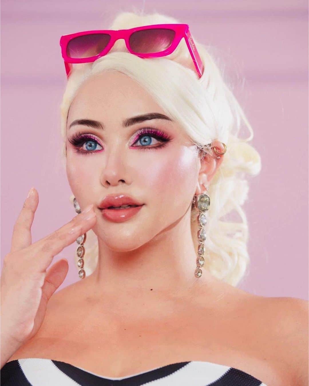 のインスタグラム：「Barbieメイクみていただけましたか？❤️  ZARA×Barbieのお洋服を使ったよ❤️  世界観をめちゃくちゃ拘った！ 楽しかったなー😘  より世界観を近づけるために 実写版Barbieの歌を @ari_s1227 ちゃんに歌って いただきました！！❤️  歌にも注目していただけると嬉しいです😳🎀  まだの方は是非みてね💕💕  photo @mariakakinohana  lighting operater @r.y.o.1.1.0.7  hair @__maru__  vocal @ari_s1227 @mjj7_s  makeup @yuuri_fukuse」