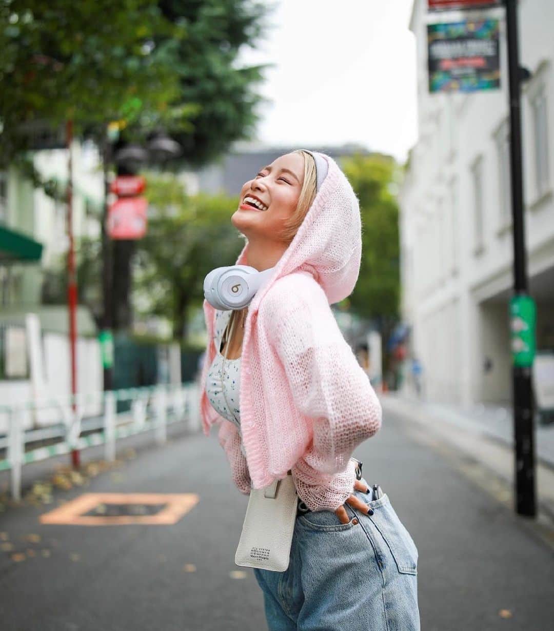 田辺莉咲子のインスタグラム：「ストリートスナップのハレさんに撮って頂いた写真たち🫶🏻 ハレさんのアカウントに動画も載せてもらってます！☀️ 私服でカメラマンさんに写真を撮ってもらう機会があんまりないからすごく嬉しい🧸💕 むくみむくみだけどせめてメイクしててよかった…笑  (2枚目にお洋服タグつけしてます)」