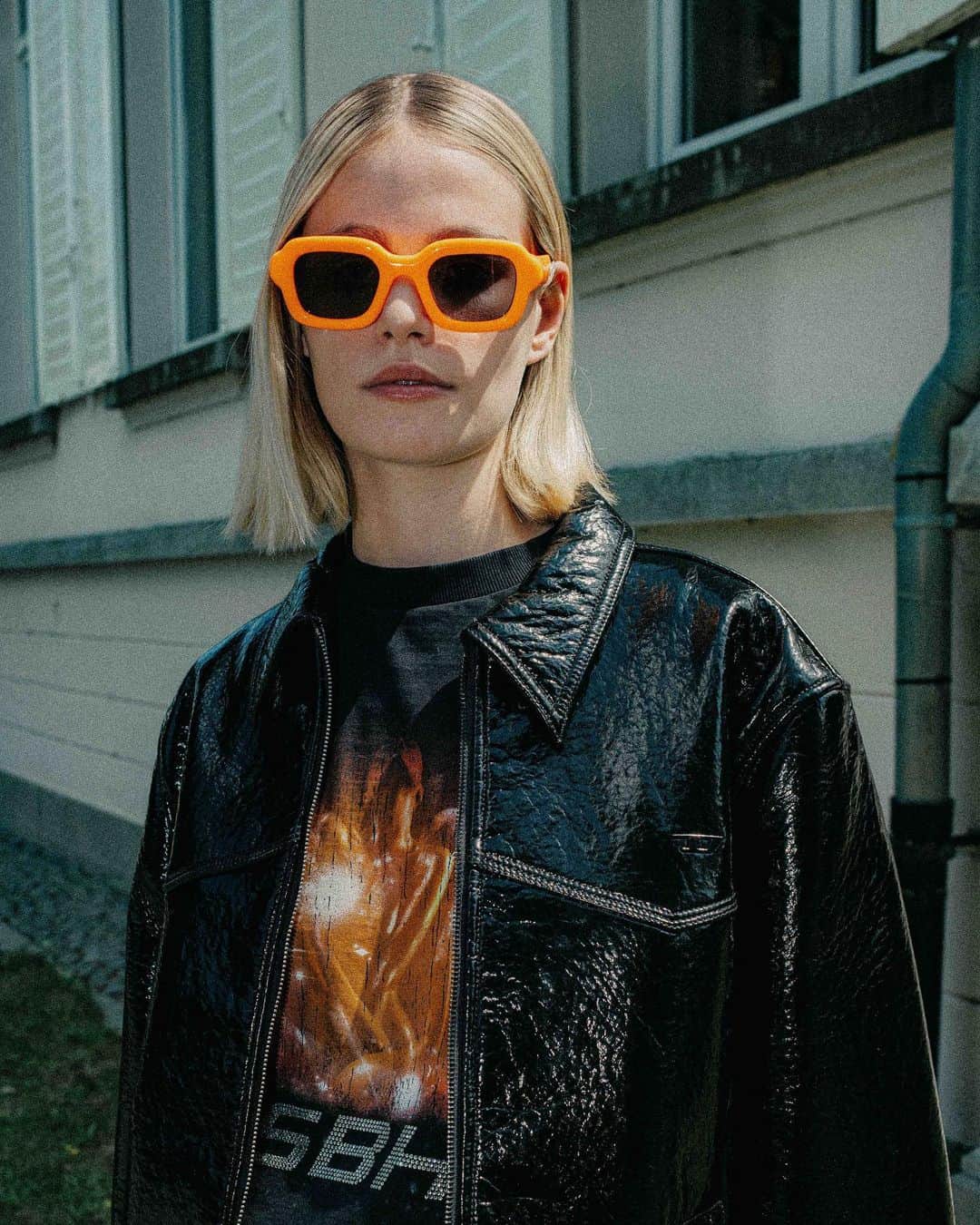 コモノのインスタグラム：「If your outfit was missing that extra touch of color, the Miles in Soda Pop got you covered.  photographer @linde_stevens_ // stylist @xanderpwls // model @elledewitte」