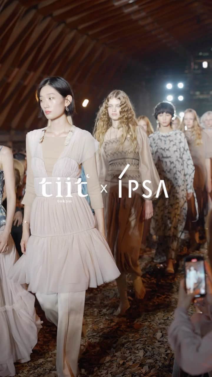 IPSA Japanのインスタグラム：「"tiit tokyo × IPSA”   一人ひとりの個性を魅力的に引き出すことを大切に、 ”肌を美しく見せる”というブランドの共通点から、 今回tiit tokyo 2024SSコレクションに参加いたしました。   バックステージでは、モデルのみなさまに イプサの肌測定を体験いただき ぴったりのスキンケアとメイクアイテムを選定。 個性を引き出す表情づくりをサポートいたしました。   一人ひとりの個性と美しさを引きだしたステージの様子を ぜひご覧ください。   #tiittokyo #IPSA #イプサ #2024ss #ファッションショー」