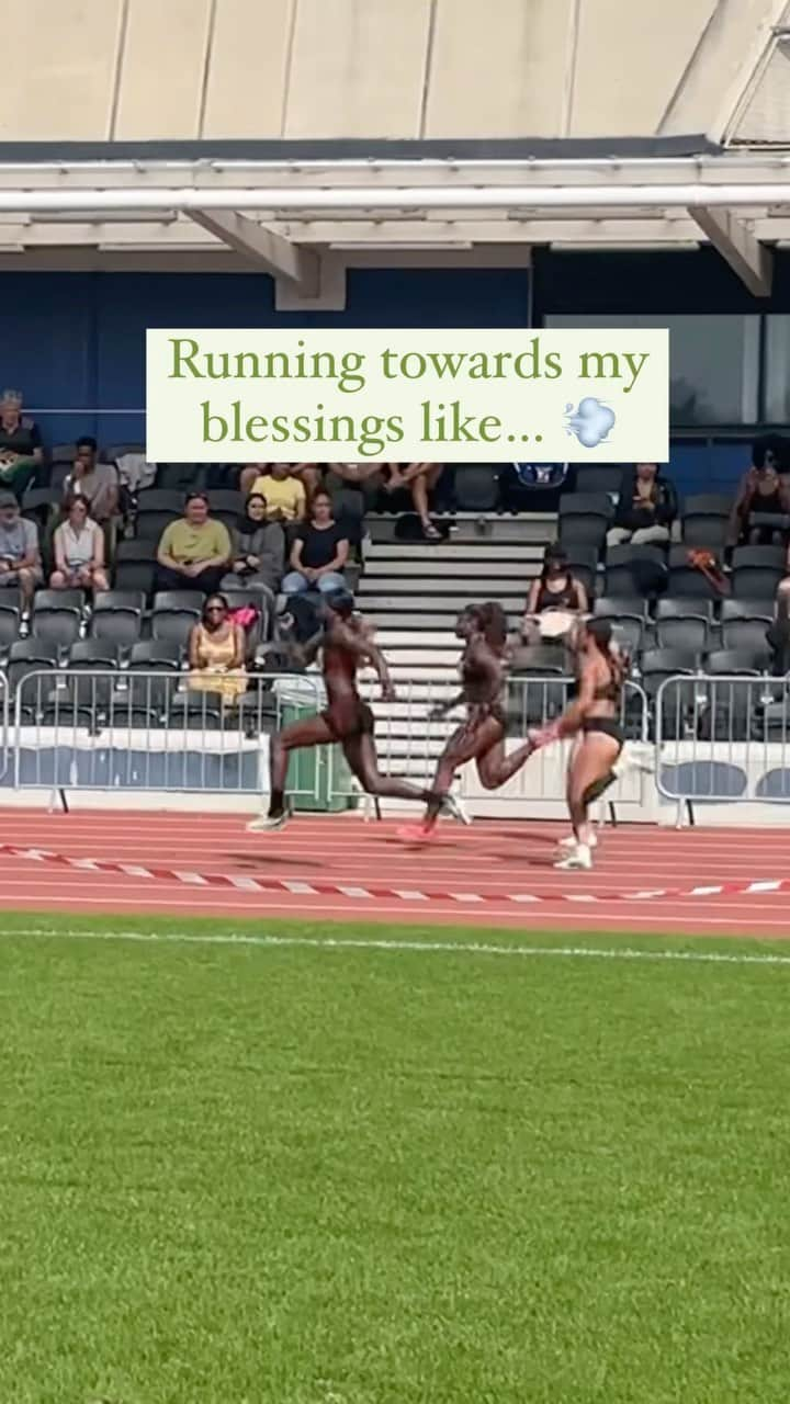 デズリー・ヘンリーのインスタグラム：「High stepping all the way!💨   @callmetatenda This is all you🙏🏿 #CaptionQueen👑  #Mondaymotivation #workhard #TrainHard #trackandfield #athletics #tracknation #fitness #training #sport #workout #fitfam #motivation #Fitness #Bhfyp #AbsWorkout #Abs #Sprinter #GirlsThatLift #Gym #Explosive #PowerExcercises #RaceDay #Competition TravelLikeDes ✈️📝 #TeamDesirèe #Blessings #Prayer」