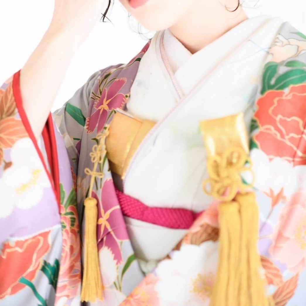 CUCURUのインスタグラム：「CUCURUのスタイリストは、美容師、ヘアメイク、着付けの有資格者ばかりのプロフェッショナルな集団から構成されています。  衣装のお持ち込みができずお悩みの花嫁さまには、CUCURUの花嫁小物を使った特別なコーディネートもご案内◎ 専門知識を活かした幅のあるご提案で、全ての花嫁さまが、ご当日を心からの笑顔で迎えられるよう 心を込めてお手伝いさせていただきます。」