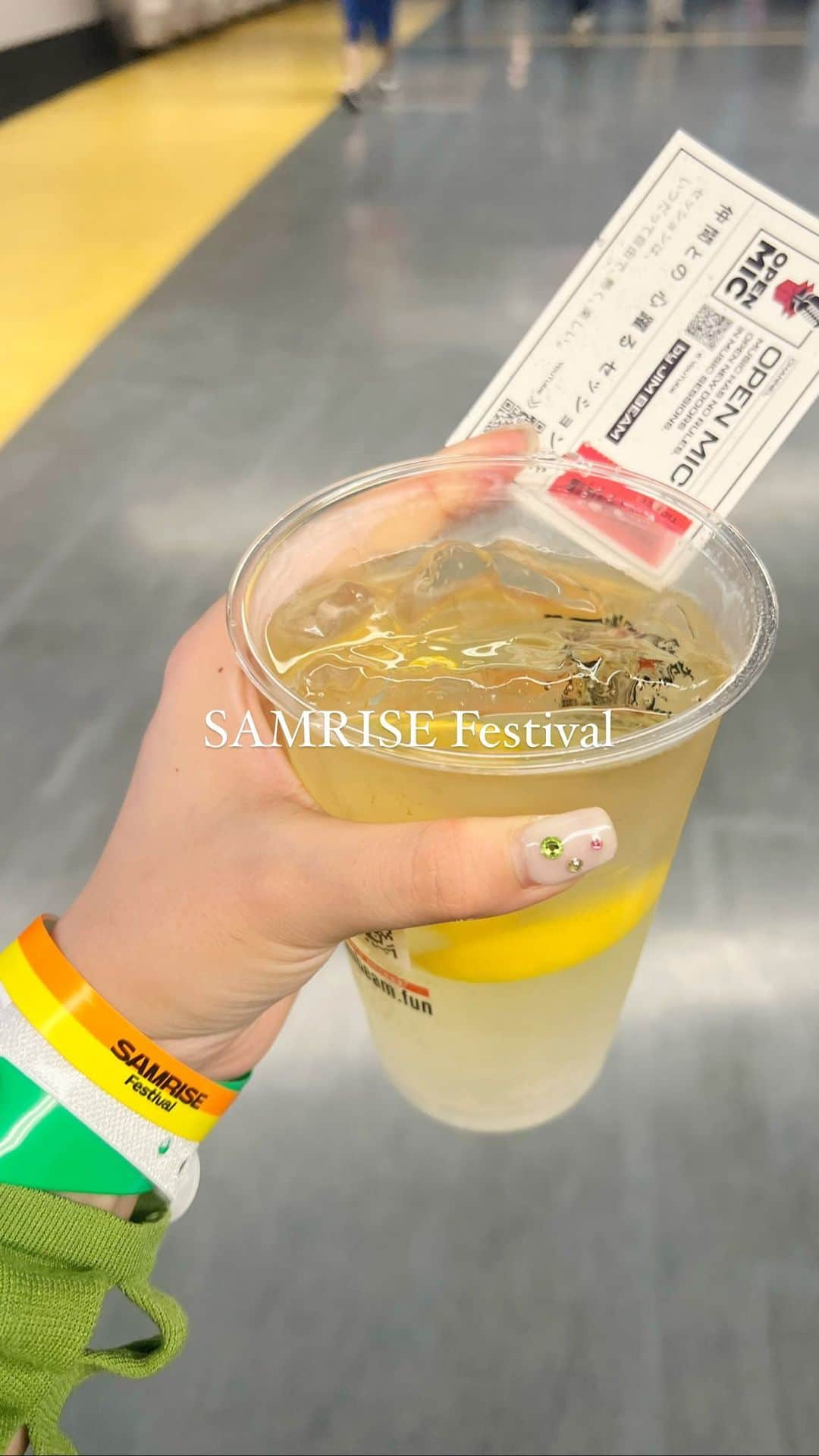 渡辺真実絵のインスタグラム：「_ @samrise_fest ❤️‍🔥  屋内のフェスで🍻飲みながら遊べるの大変ありがたい🙆‍♀️✨🎵 なぜ〜？ってくらい🆓🍾でした😰✌️笑  豪華なフェス飯と音楽を一緒に楽しめるのは本当に最高〜💖💖💖  Novelbrightを楽しみにしてたんだけどWANIMAがすごく良かった🥹✨❤️‍🔥  2回目も開催するといいなぁ😌😌🙏 #〆は帰りの🍜笑  #samrisefestival #夏の閉会式 #novelbright #wanima #flumpoolは白熱トークしてたら終わってた🫨」