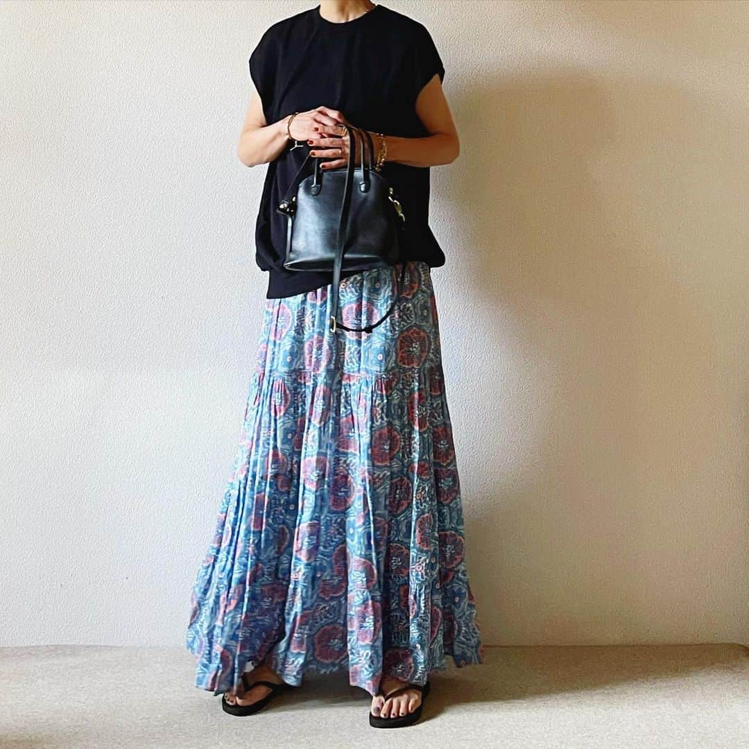 canariaさんのインスタグラム写真 - (canariaInstagram)「_  スカートを主役に 小物はブラックで。  tops #canaria_style skirt #tiara bag #haynl shoes #havaianas   #アラフィフファッション#50代ファッション #カジュアルコーデ #canariacoordinates」9月11日 19時22分 - canaria_rs