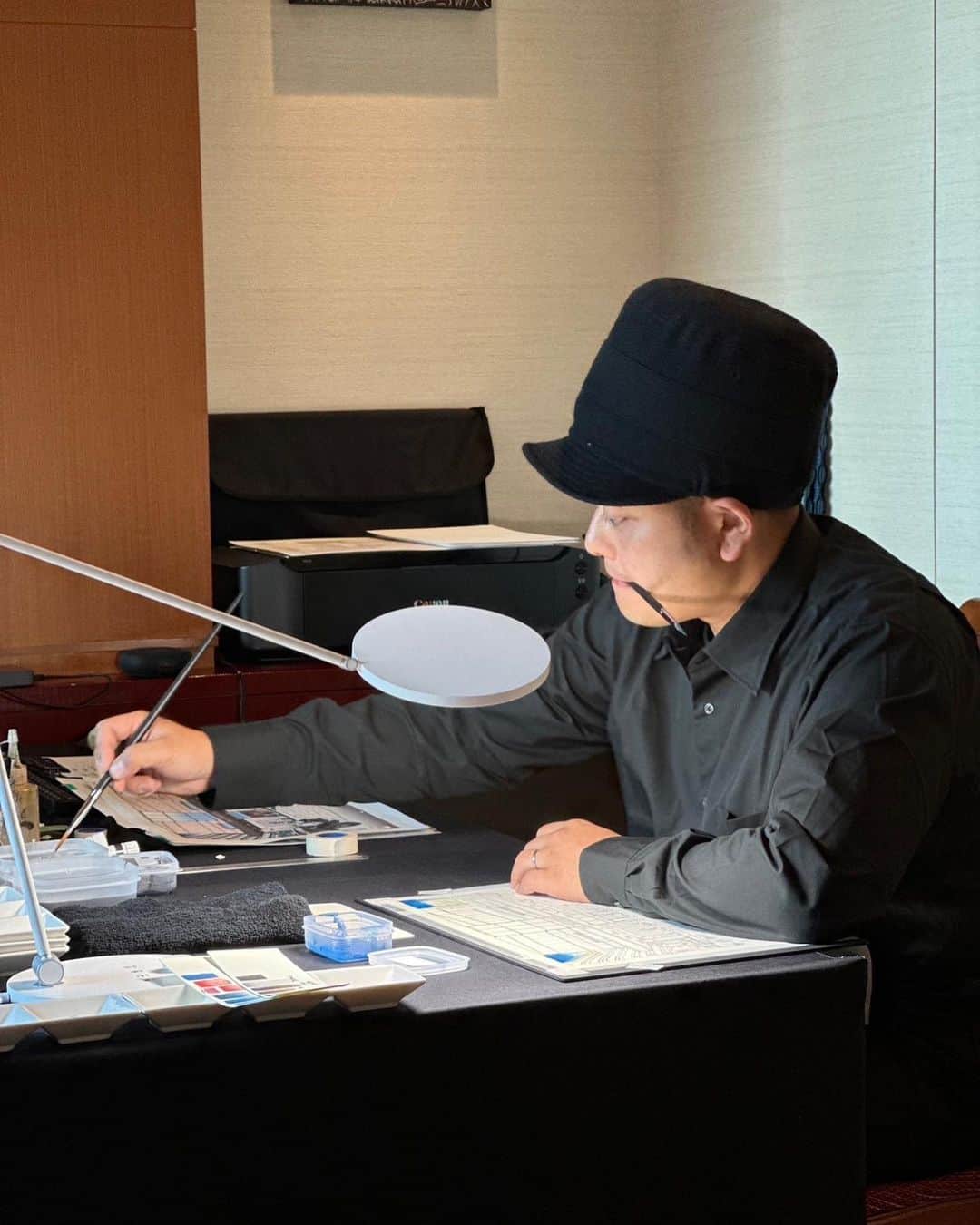 The Peninsula Tokyo/ザ・ペニンシュラ東京のインスタグラム：「アートプロジェクトの一環として「ザ・ペニンシュラ東京オリジナル浮世絵」がスタートします！昔と現在の時代がミックスするザ・ペニンシュラ東京の日常を描く、オリジナルの浮世絵3種類を数か月にわたり絵師、彫師、そして摺師によって完成させます。まずは、絵師 @oznote によるライブペインティングが9/13から9/20までロビーで行われます！客室がアトリエになるアートスタジオも9/15から9/19まで。実際に見学いただけますので、お近くにいらっしゃる際にはぜひお立ち寄りください♪詳細は公式サイトまで。 #AIR #浮世絵  We are thrilled to share news of our exclusive collaboration with Ukiyo-e artist, Mr. OZ. Immerse yourself in the realm of traditional Japanese art, Ukiyo-e, which traces its roots back to the Edo Period. Starting on September 13, we will be hosting an open studio at The Lobby, where Mr. OZ will be creating his art pieces. We cordially invite you to join us on a journey of discovery, where past meets present, at The Peninsula Tokyo.」