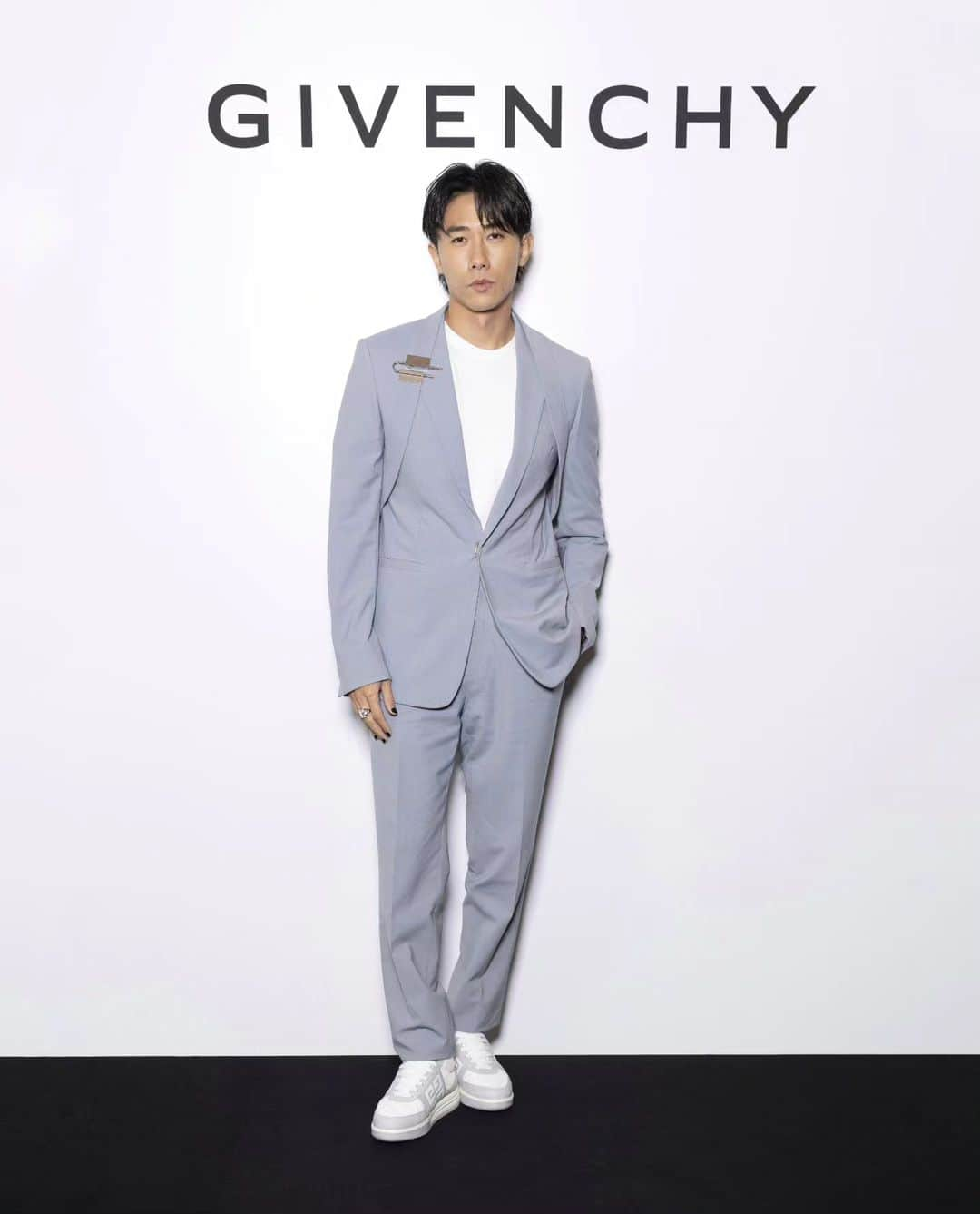 デスモンド・タンさんのインスタグラム写真 - (デスモンド・タンInstagram)「When life gives you options, choose @givenchy. It's the way to slay. 👑   If 'ordinary' is just not in your vocabulary, visit the newly revamped Givenchy Store at Paragon to check out the latest collection. 💥 #givenchy   @givenchy #givenchy」9月11日 19時27分 - thedesmondtan