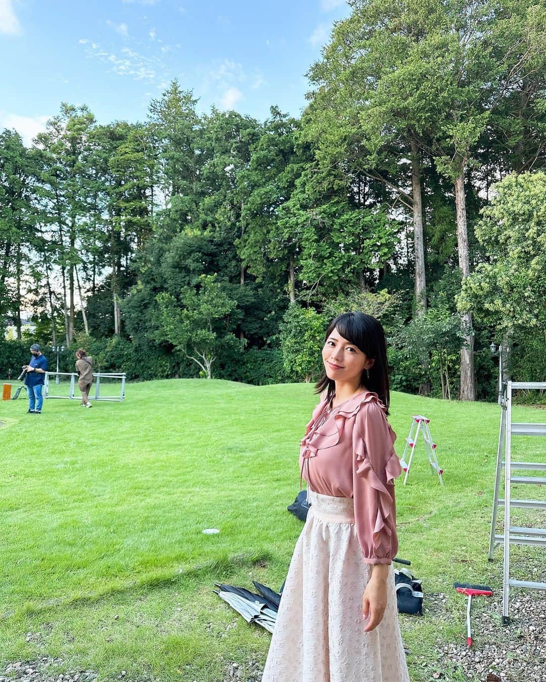 のインスタグラム：「今日は朝からドラマのロケでした！🎬  片道２時間のロケ場所だったので 久しぶりに外が暗いうちに起きました🥱💤  たまたま10年以上ぶりに 「ご無沙汰してます！」っていうスタッフさんや役者さんとお会いできる現場で 月日が経つのは早いと、ひしひしと感じました。。🫨  若い頃お世話になったスタッフさんと 相応に歳を重ねた我が姿で再会するのは  それなりにやるせない気持ちにはなりますが🫣笑  中年女性の悲哀をもろともせず 私らしく、今回も攻めて役に徹したいと思います🫠  #情報解禁されたらお知らせします #10月期ドラマ」