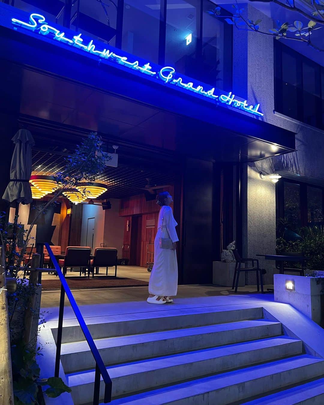 渡邉幸愛のインスタグラム：「今回のホテルは 6月に新しくできたホテル🏨 Southwest Grand Hotelに泊まりました♡  フロントにはオシャレなカフェバーがあったり お部屋もオシャレだし プールもサウナも良かった〜！  また泊まりたい☺︎  #southwestgrandhotel  #沖縄 #国際通り #沖縄ホテル」