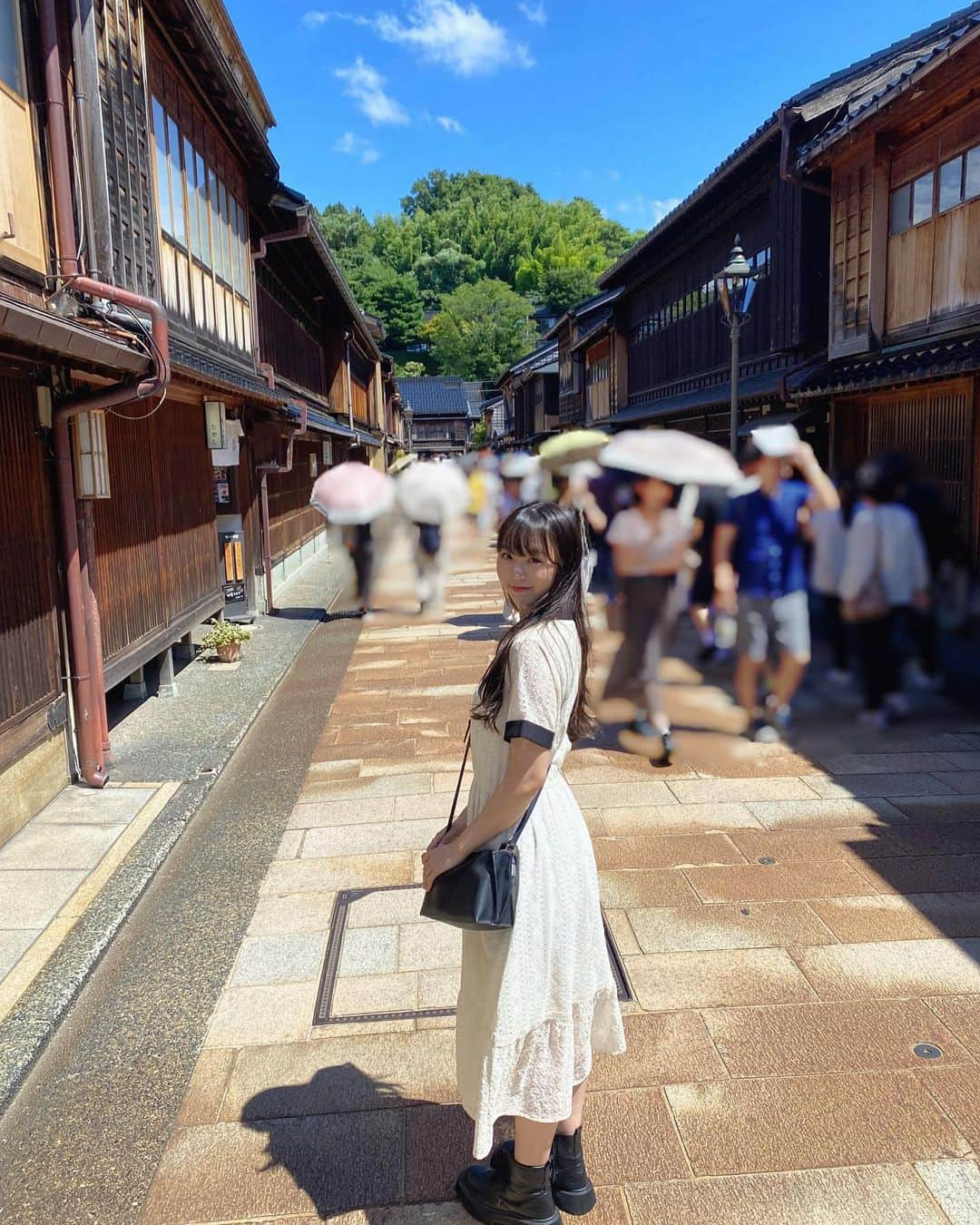 泉綾乃のインスタグラム：「ひゃくまんくんかわい🫶  #石川県 #金沢 #金沢旅行 #金沢観光#金沢グルメ #金沢食べ歩き #ひがし茶屋街 #食べ歩き #食べ歩きグルメ #のどぐろソフト #ひゃくまん焼き #ひゃくまんくん」