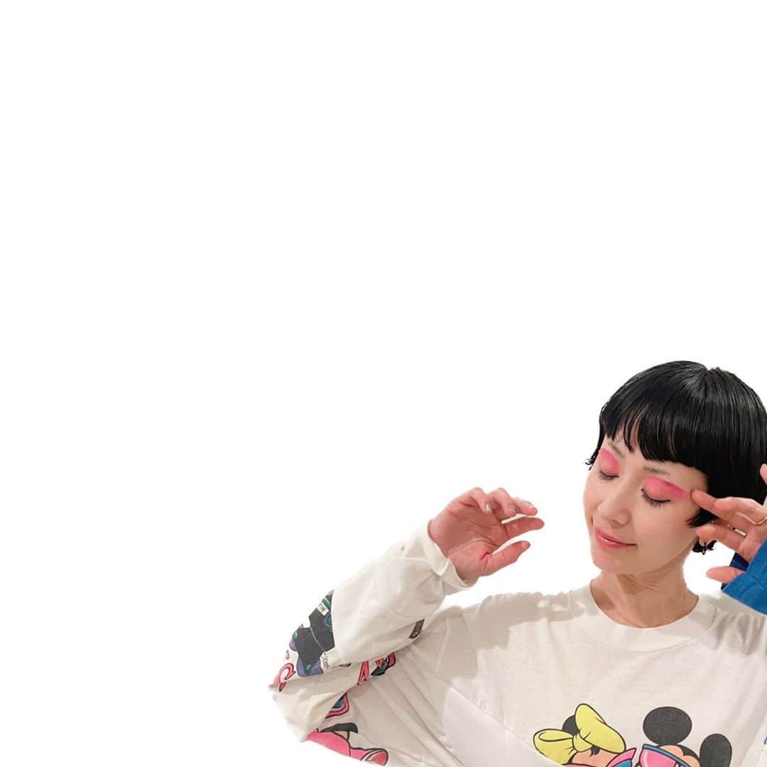 のインスタグラム：「昨日のLIVEのヘアーメイクは🩷  ピンクでキラキラしてマーメイドみたいでした。 うろこだわ🩷 可愛いメイクとお洋服をありがとう。  hair&make: @yuka_k_uma  styling: 白山春久  @soraon.fes  #北海道」
