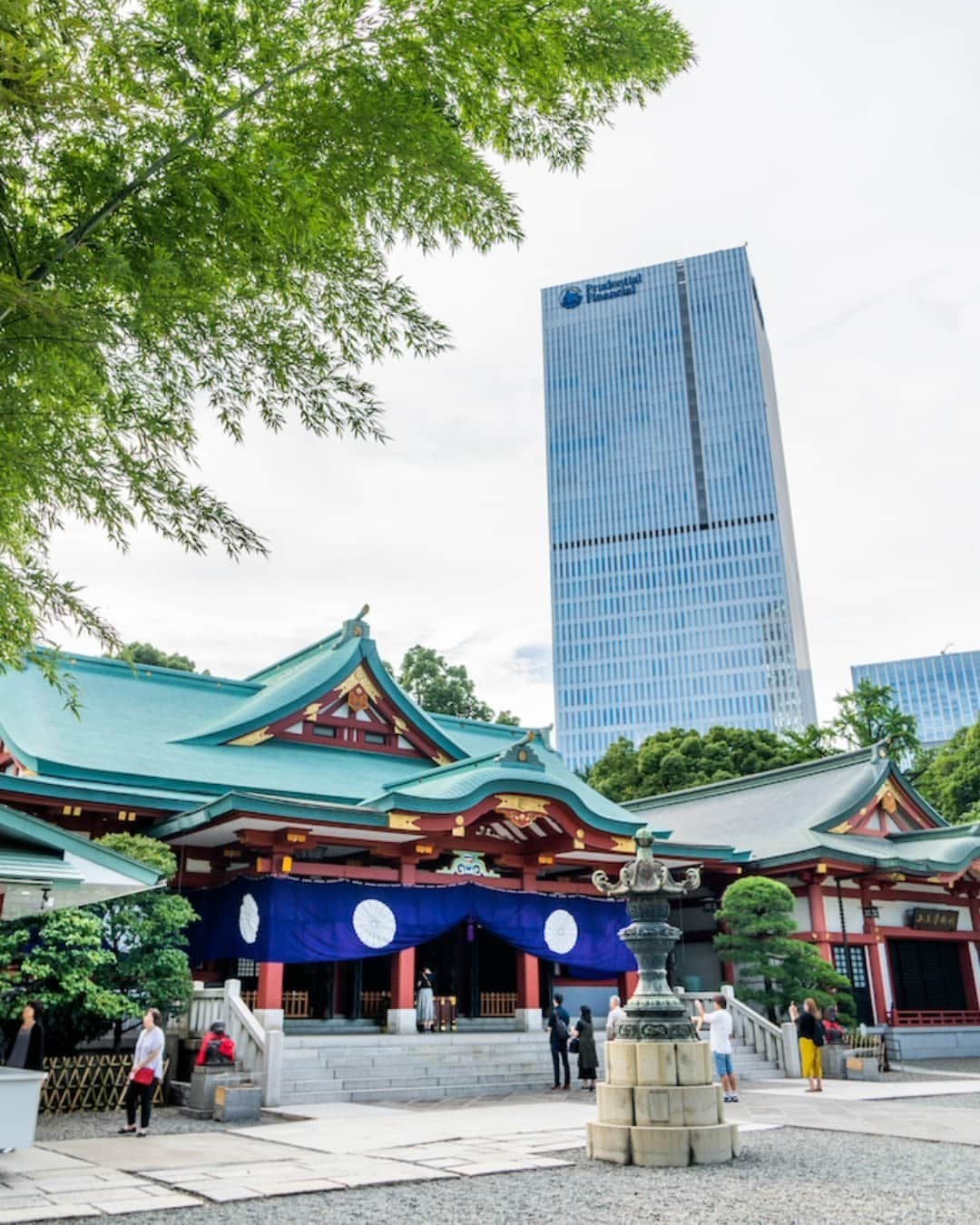 グランドハイアット東京のインスタグラム：「高層ビルの合間に佇む神社仏閣を見つけられるのも東京の魅力のひとつです。  赤坂にある日枝神社の鮮やかな色合いと厳かな雰囲気は、訪れるだけで心が洗われる気分に。  六本木から赤坂まで少し足を延ばして日本の伝統文化に触れてみてはいかがでしょうか。  One of the great many charms of Tokyo is the seamless blend of old and new, where traditional shrines and temples sit surrounded by shiny, modern skyscrapers. One such example is the colorful, atmospheric Hie Shrine found nestled in the otherwise bustling, trendy neighbourhood of Akasaka. A short ride over from Roppongi, be sure to pay a leisurely visit to this refreshingly scenic spot, where past and future gracefully intertwine.  #グランドハイアット東京 #grandhyatttokyo #grandhyatt #hyatt #worldofhyatt #tokyo #日枝神社 #神社仏閣 #shrine」