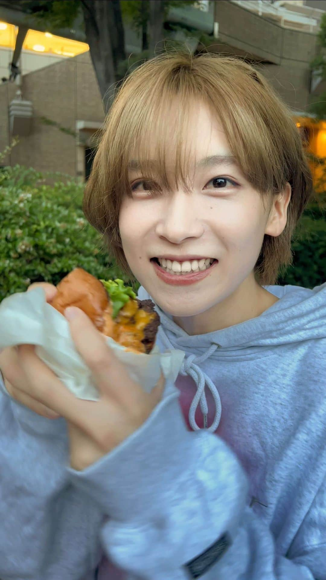 富園力也のインスタグラム：「デカすぎるハンバーガーが肉汁MAXで美味しすぎた！！！#犬系男子 #富園力也」