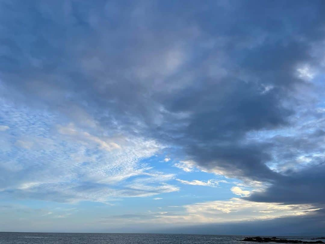 宮原巻由子さんのインスタグラム写真 - (宮原巻由子Instagram)「秋の雲🍂  #還暦 #シニア と#シニア犬  #海岸散歩　 #海辺の暮らし　 #葉山歩き #葉山ごみゼロ　 #ストレスリリーフ #ストレス軽減 #ストレス解消」9月11日 19時31分 - mayuko_miyahara