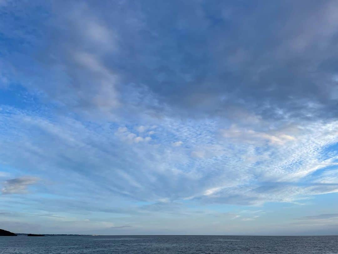 宮原巻由子のインスタグラム：「秋の雲🍂  #還暦 #シニア と#シニア犬  #海岸散歩　 #海辺の暮らし　 #葉山歩き #葉山ごみゼロ　 #ストレスリリーフ #ストレス軽減 #ストレス解消」