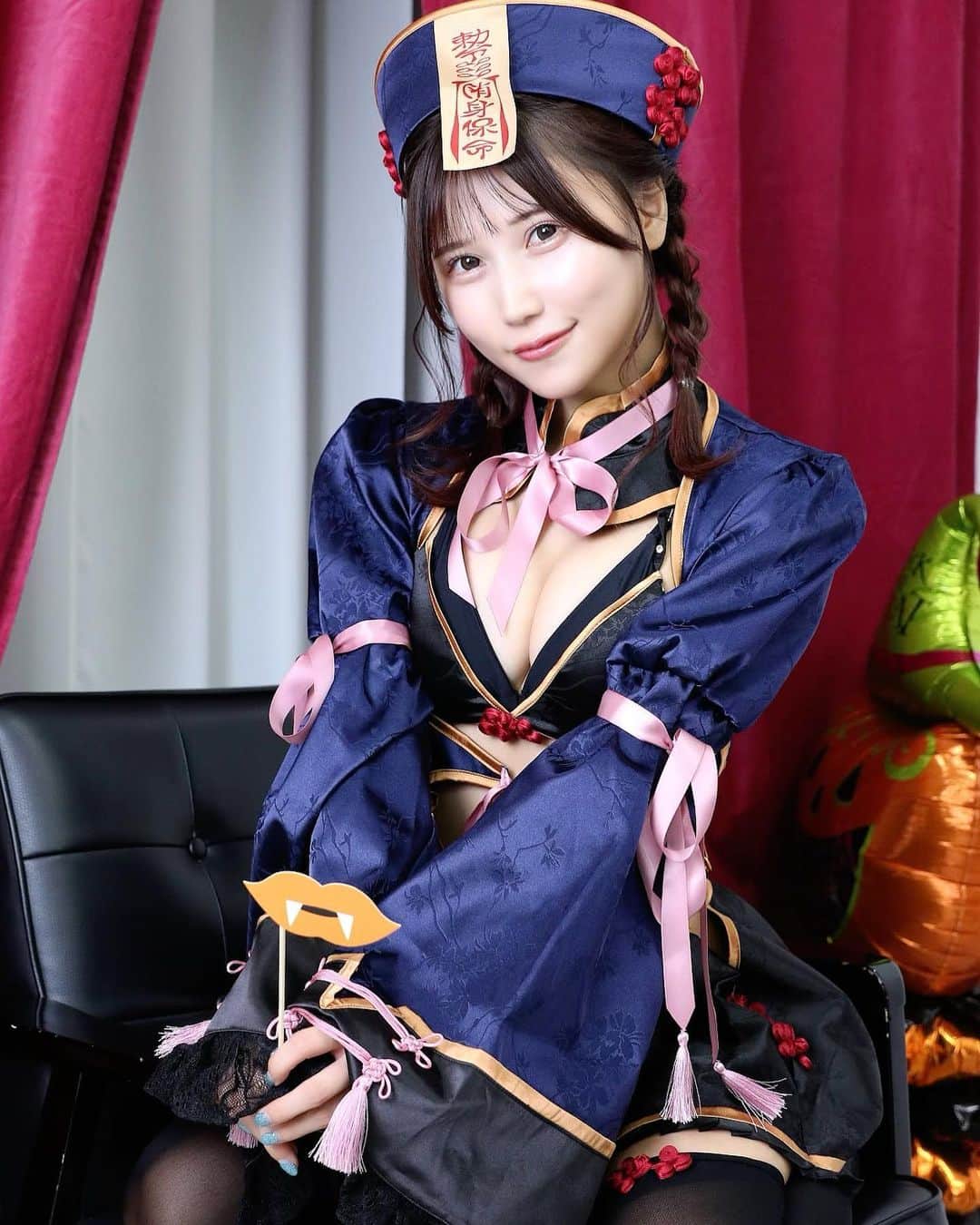 のインスタグラム：「可愛いキョンシーの衣装ありがとう( ♡﹏♡ ) ハロウィン先取りしてみたよ🎃💗  #くびれ職人 #followme #gravure #model #フォロー大歓迎 #グラビア #グラビアアイドル #コスプレ #instagood  #被写体  #角色扮演  #外拍模特兒  #性感內衣  #ナイスヒップ  #競泳水着」