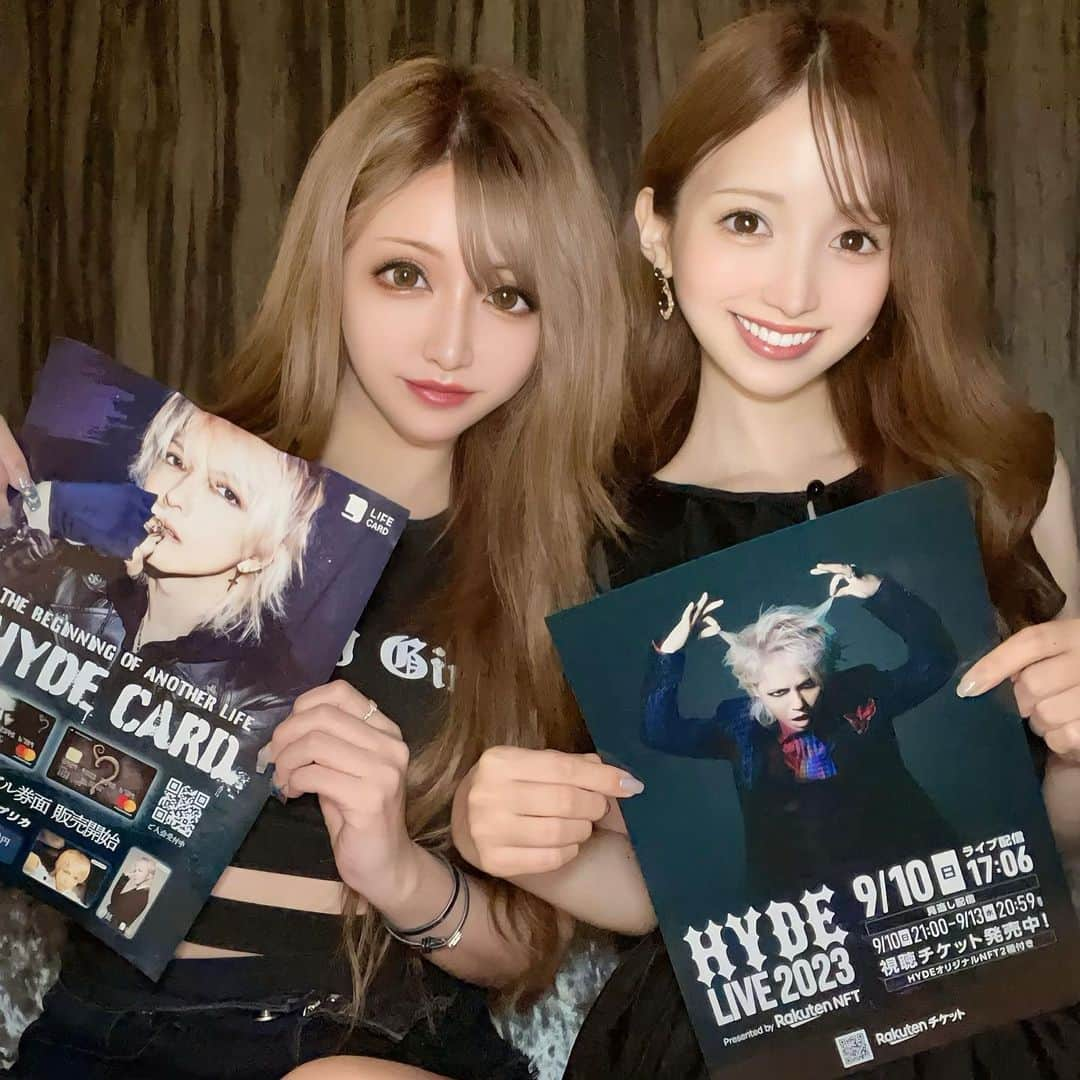 桜井莉菜のインスタグラム：「@satomi_yakuwa と、@hydeofficial LIVE参戦してきた🖤 どんだけカッコいいんだ😎✨ 一生若いままなのはやっぱりあの方はvampireだからなのかな🧛🦇 余韻を語る為LIVE後恵比寿でご飯したよ🍽️✨ 久々だったし話す事多過ぎて気付いたら終電も無くなってた😂🦋 さとみんとは話せば話すほど考え方似てて面白い🫢💓 楽し過ぎる1日だった🖤🖤🖤  #hyde#hydelive#hydelive2023#ハイド#ライブ#ライブコーデ#ブラックコーデ」