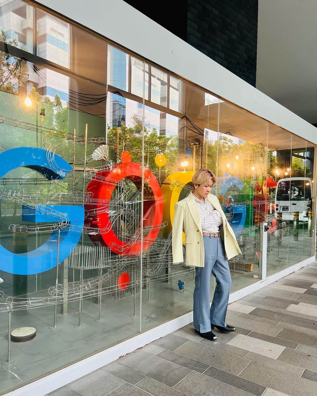 のインスタグラム：「Hi @google;) 🔵🔴🟡🔵🟢🔴 日々勉強やね🫠 #Ricky #グーグル さん #singapore」