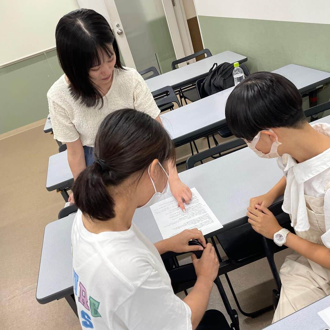 大阪ECO動物海洋専門学校のインスタグラム：「. 🧡🏫学園祭運営委員会🐾💌  みなさんこんにちは🙈✨ 学園祭運営委員です！！🎉  今回は当日学園祭のサポートを行うボランティアを決めました😚 パソコンを使ってシフト表を作成しつつみんなで仲良くお話もしています🫣💓 楽しそうで私も混ざりたい🙄✨  当日はたくさんの学生ボランティアが待機していますので、質問や不安なことがあれば気軽に声をかけてくださいね~！！💕 なくても話しかけてくれると嬉しいです🥰  #学園祭 #運営学生 ##大阪eco動物海洋専門学校#大阪eco  #動物専門学校  #動物飼育 #動物園 #水族館 #飼育員 #ドルフィントレーナー #アクアリスト #動物看護師 #トリマー #ドッグトレーナー#動物好きと繋がりたい#犬好きと繋がりたい #動物園・水族館&テクノロジー専攻 #eco自然環境クリエーター専攻 #ペットマネジメント&ホスピタリティ専攻 #動物園・動物飼育専攻 #水族館アクアリスト専攻 #ドルフィントレーナー専攻専攻 #動物看護師専攻 #ペットトリマー&エステティシャン専攻 #ドッグトレーナー専攻」