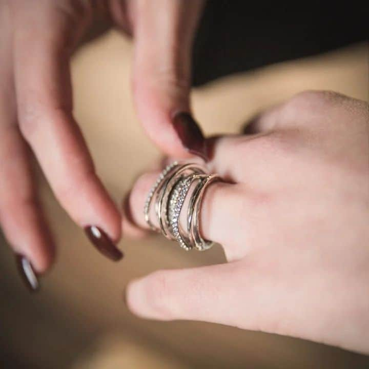 イオッセリアーニのインスタグラム：「Set of give silver hammered rings with set by hand cubic Zirconia #iossellianisilverjewelry #silverring #silverjewellery #silverringset #cubiczirconia #cubiczirconiajewelry #ring #ringset #setbyhand」