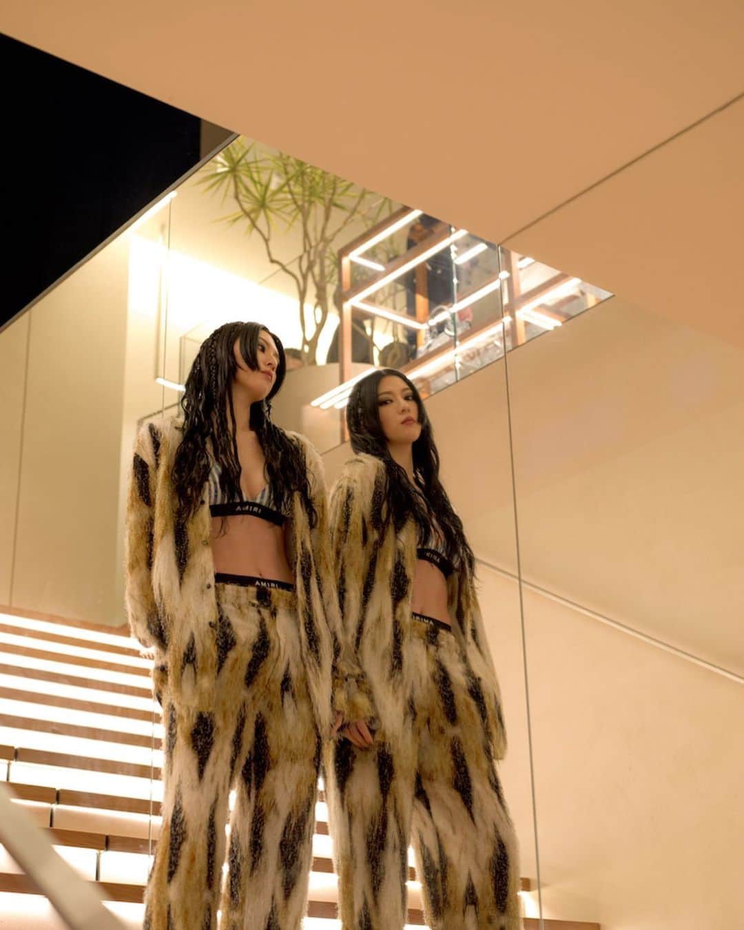 のインスタグラム：「「アミリ（AMIRI）」が2023年9月8日に「アミリトウキョウ（AMIRI TOKYO）」の一周年アニバーサリーパーティーを開催。ラッパーのIOがスペシャルライブパフォーマンスを披露し盛り上げた。セレブリティも来場し祝った。  #アミリ #三吉彩花 #上杉柊平 #IO @amiri @miyoshi.aa @shuheiuesugi8」