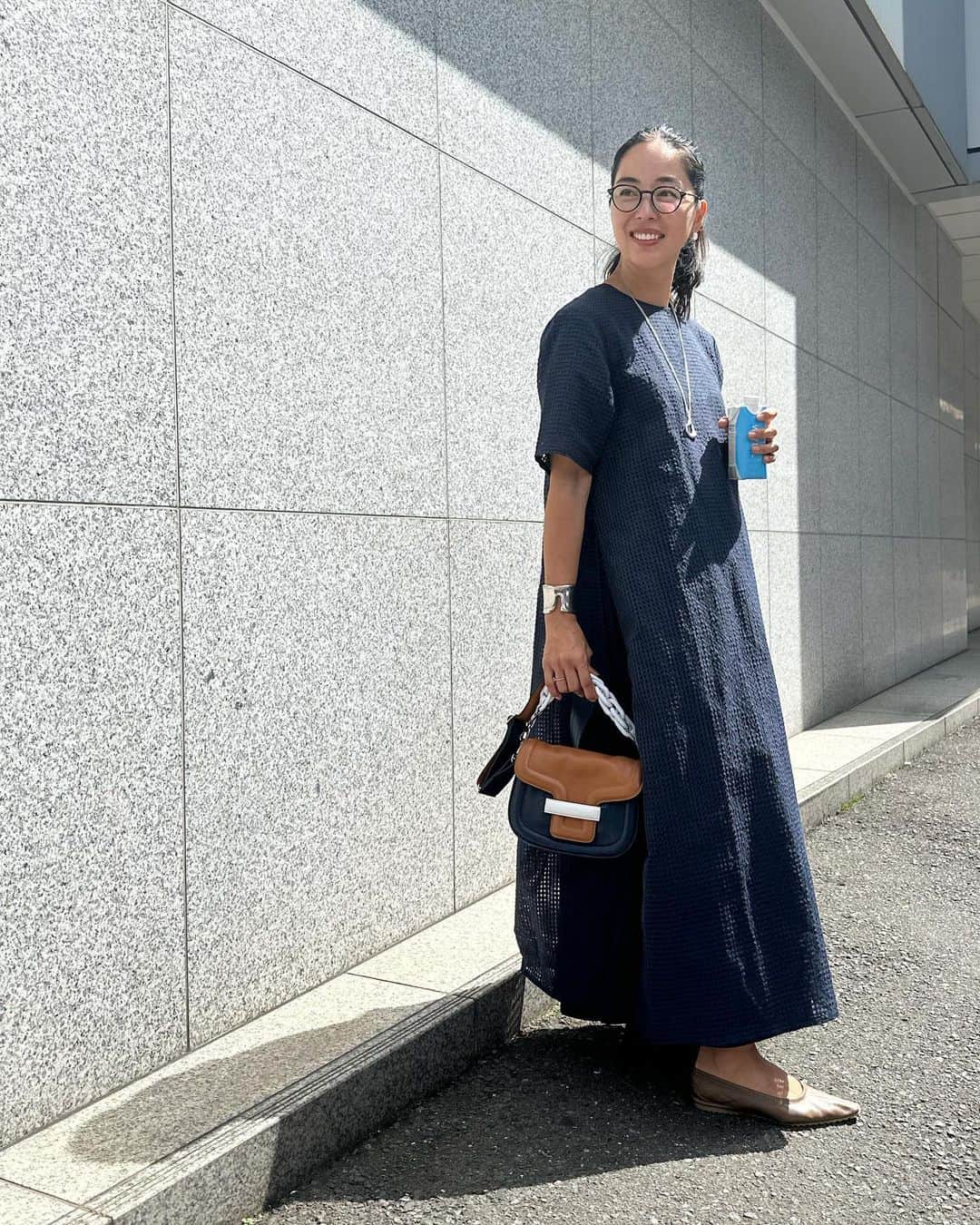 鈴木六夏のインスタグラム：「EVERYDAY DRESS をお持ちの皆様。  「with EVERYDAY DRESS 」をぜひー♡この季節にピッタリ！ ラーメンで言う、味変！みたいな感じで🤣EVERYDAY DRESSを一味違った味わいで楽しんでいただけます😆  視力はめちゃ良いのですが なんだか光や紫外線にちょっと弱くて。 (高校生の時から) そして目の負担軽減のためにも、UVカット、ブルーライトカット、目の負担を軽減するクリアレンズ、 を入れてもらいました、この眼鏡。  まだ老眼ではない。たぶん。」