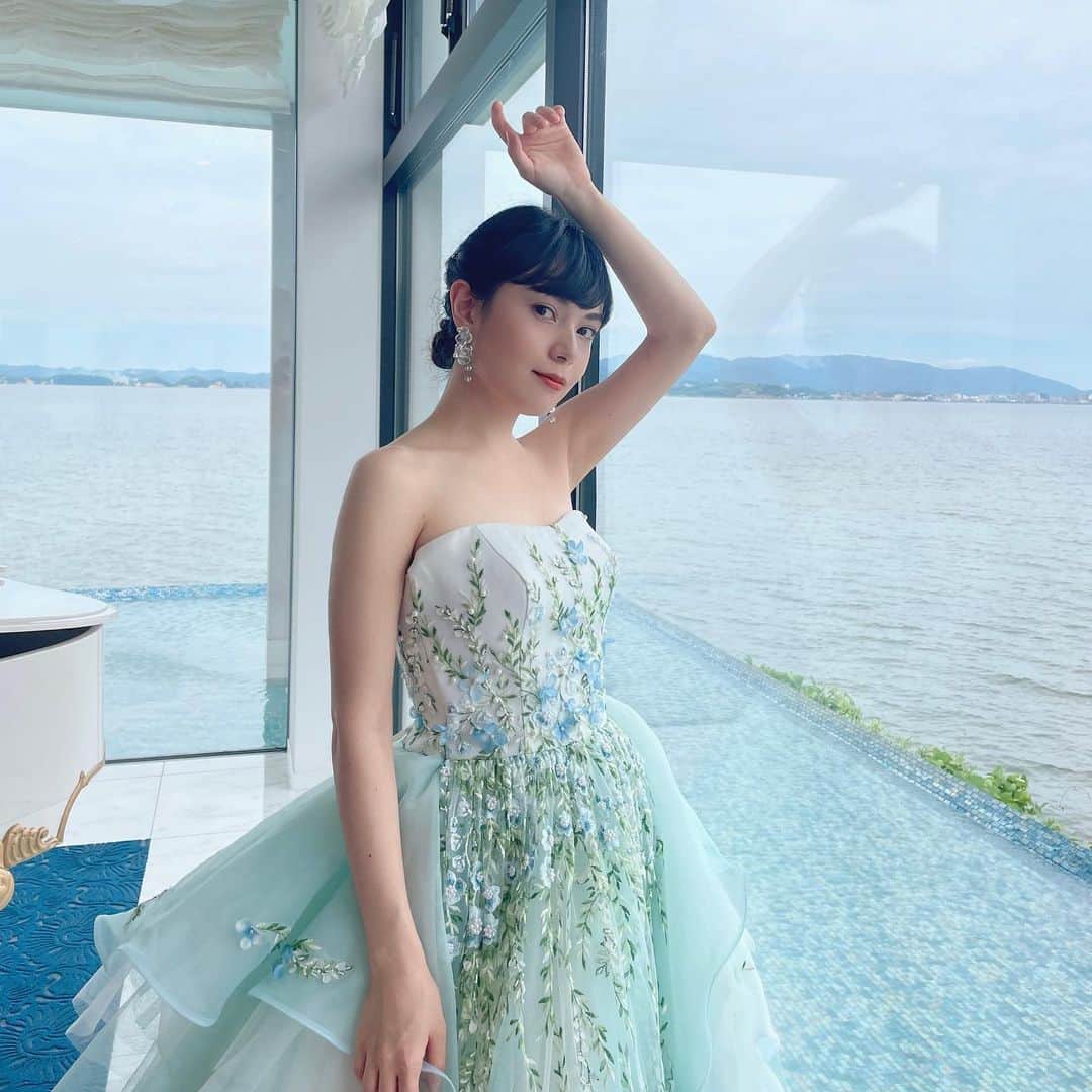南ソフィアのインスタグラム：「. もう六月の話🤭 Dress show @ 島根👰‍♀️ 色々着せていただいたけど、このエメラルドグリーンのドレスがお気に入り🥰 . . . . .」