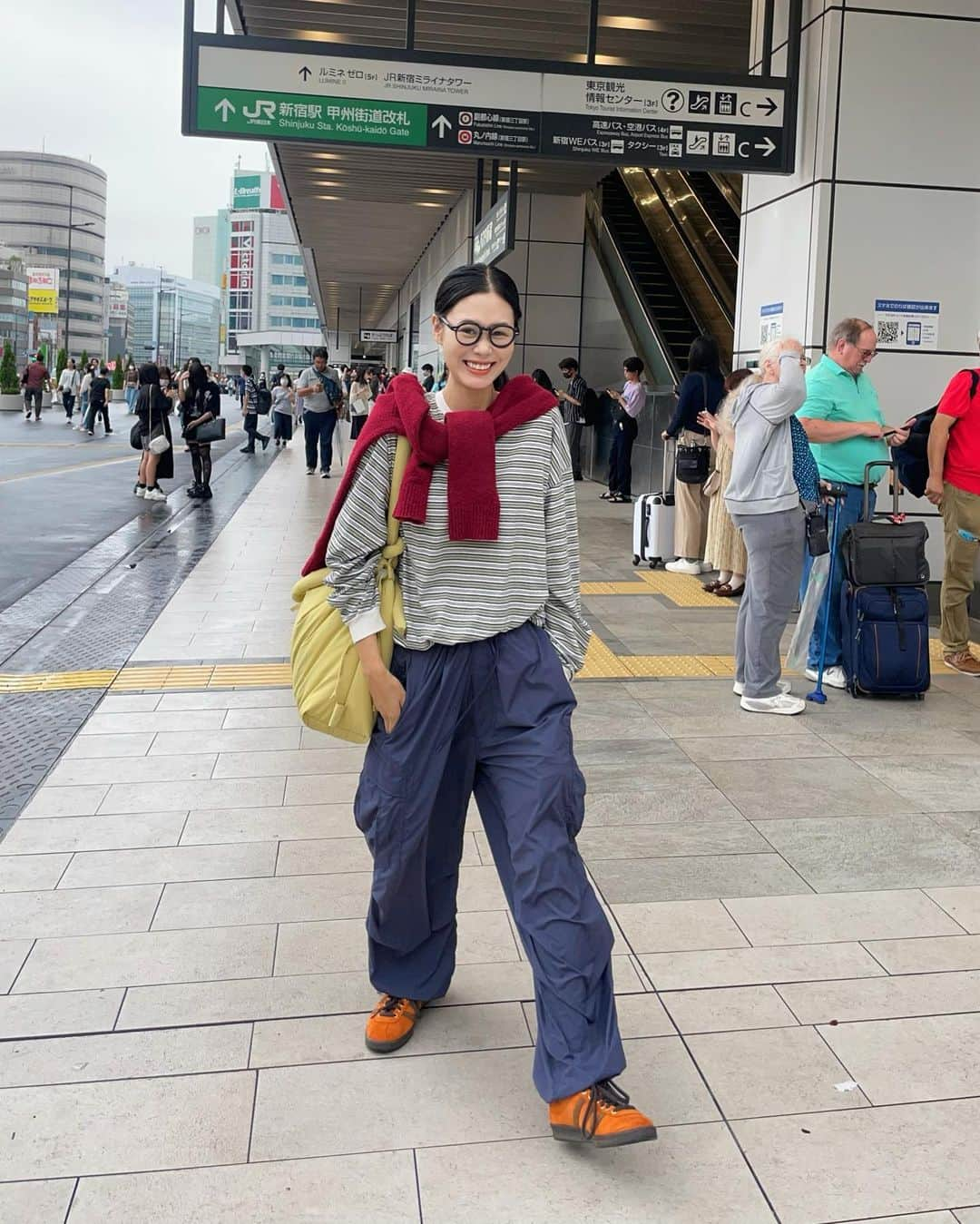 田中シェンのインスタグラム：「1日が短いと思った日の、 日記は長い、✌🏻  Tops @polyploid_berlin  Pants @unfilo_mens_official  Shoes @adidasoriginals  Bag @olend_backpacks  Knit @poloralphlauren  Glasses @ahlem  最近買ったこのパンツが最高すぎて めちゃ履いてます👖 何が良いって素材がすごく薄くて通気性が いいから夏でも群れない、重ね着してても 涼しく過ごせる...🥹🙏🏻 最高のお買い物でした✨  今日は代々木八幡散歩🚶🏻‍♀️  ______________________________  #代々木八幡駅  @path_restaurant_  ______________________________  ダッチパンケーキ....ダッチパンケーキ....！ ダッチパンケーキ🥞‼️ って夢に見るほど前日から楽しみにしてた @path_restaurant_ へ！ ８：05くらいにお店の前についてから1時間待ち ぐらいでした😱(土日は朝でも混み混みです) 入店して、ダッチパンケーキを頼んで更に 30分ほど待ったあと、ついにご対面🥹 見た目硬そうなのにふわふわっのスフレケーキ みたいな触り心地、塩気と甘みがとても合って 並んだ甲斐があったーと喜びを噛み締めながら 店を後に。(個人的にはメープルシロップかけなくても 十分甘いので、そのまま食べるのがおすすめ)👌  ______________________________  #新宿駅前  @shinpachishokudo  ______________________________  この日は出演した映画の舞台挨拶があったので 元気に登壇するためにもお昼ご飯に定食を🍙❗️ 20分で食べなきゃ行けなかったので、スルスル 入れそうなこちらへ💁🏻‍♀️ 3羽イワシ定食はちゃんと炭火で焼いてくれてて しかもご飯とお味噌汁付きで649円⭕ コスパ最高でお腹いっぱいになりました☺️ 新宿でさっとご飯を食べたかったら 結構良いのでは？と思いました🙏🏻💯  ______________________________  Do you like pancakes? I bet everyone LOVES pancakes 🥞 But this “Dutch oven pancake “ is so different  From others. They look like a hard bread 🍞 ( but actually it’s soft and sweet) looking like main dish (check my pics) but they are SWEEETS 🍬 I know my broken English won’t convince you Enough…  so just GO 🤜🏻 @path_restaurant_ 🤛🏻❗️LOL ______________________________ #代々木八幡カフェ #代々木八幡グルメ #代々木八幡パン屋  #代々木八幡モーニング #代々木公園カフェ  #新宿ランチ部 #新宿定食 #polyploid  #眼鏡女子👓 #シティボーイファッション #秋服コーディネート #fallfashion2023 #シティガール  #ストリートシック #tokyofashionexpress  #ボーダーtシャツ #テック系ファッション #スポーティーコーデ #adidasコーデ  #streetchicfashion  #일본여행🇯🇵 #東京観光🗼  #yutenji  #여행일기✈️ #푸드스타그램🍴  #카페스타그램☕🍨🍰 #每日穿搭分享  #日系穿搭必備」