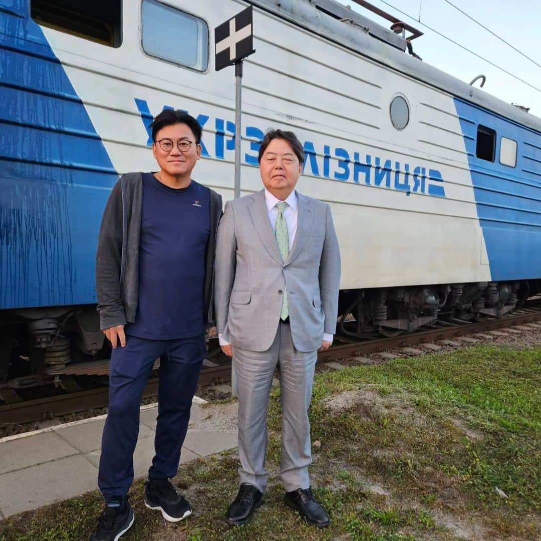 三木谷浩史さんのインスタグラム写真 - (三木谷浩史Instagram)「寝台電車でポーランド経由で帰国致しました。何度も空襲警報アプリ凄い音で鳴り続け寝ることはできませんでした。ウクライナの人々は、毎日のようにこのような恐怖感の中、戦い続けている。また、ブチャで見た残虐な写真の数々、本当にロシアは許しがたいと思いました。『手に入れた民主主義を失うことはあり得ない。最後まで、戦い続ける。』人々のこの言葉が頭にこびり着いています。」9月11日 19時51分 - hiroshi.mikitani