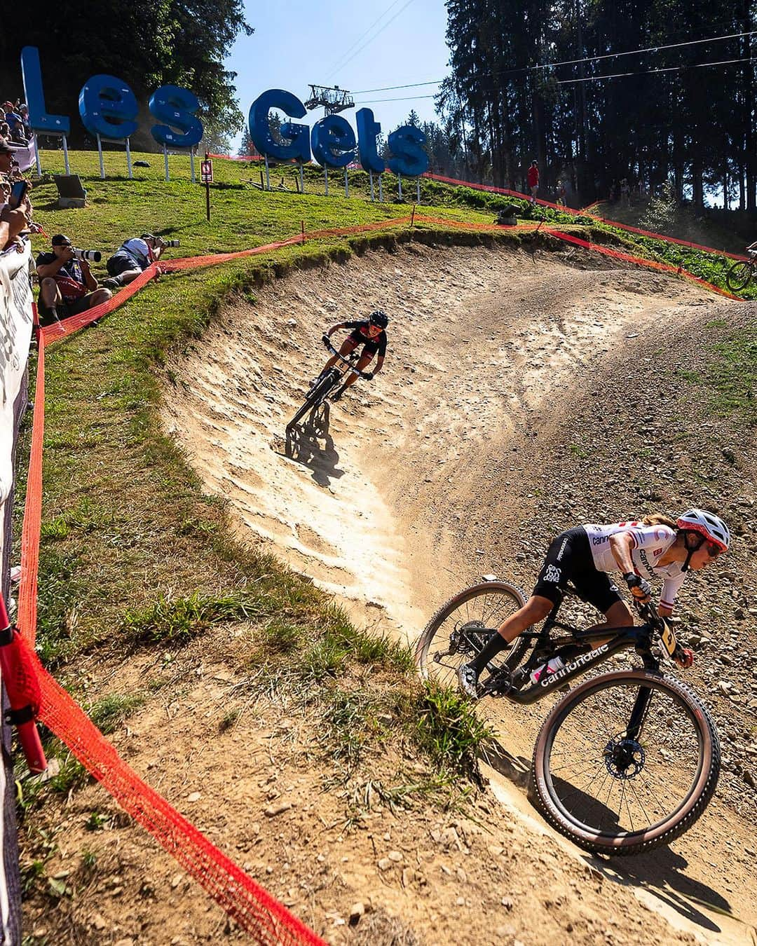 Shimanoさんのインスタグラム写真 - (ShimanoInstagram)「The heat got turned up to the max at the @uci_mtbworldseries XCO in Les Gets last weekend! @mona.mitterwallner continued her winning streak with great style, with @puckpieterse earning a close second place. Riding in front of a home crowd, @paulineferrandprevot put in a monumental effort to secure her third position.  A brilliant display of technical prowess and high-class performance, backed up by precision componentry.  #ShimanoMTB #MakeYourMark 📸 @kikeabelleiraphoto」9月11日 19時44分 - rideshimano