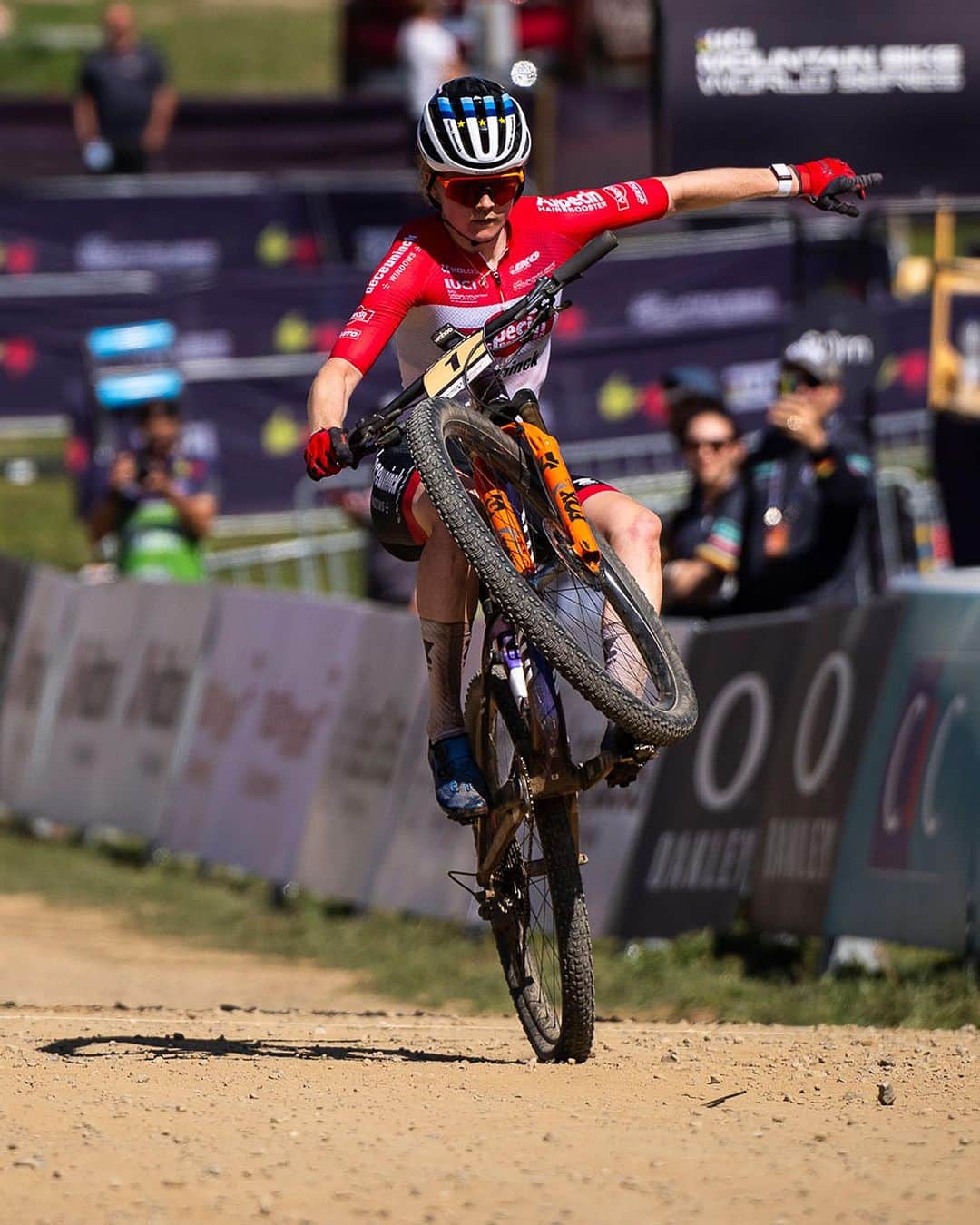 Shimanoさんのインスタグラム写真 - (ShimanoInstagram)「The heat got turned up to the max at the @uci_mtbworldseries XCO in Les Gets last weekend! @mona.mitterwallner continued her winning streak with great style, with @puckpieterse earning a close second place. Riding in front of a home crowd, @paulineferrandprevot put in a monumental effort to secure her third position.  A brilliant display of technical prowess and high-class performance, backed up by precision componentry.  #ShimanoMTB #MakeYourMark 📸 @kikeabelleiraphoto」9月11日 19時44分 - rideshimano
