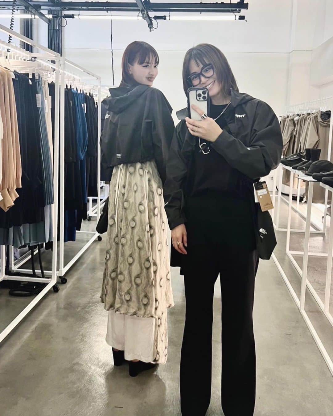畑野ひろ子のインスタグラム：「@hyke_official 展示会へ ノースフェイスとトレイルランニングのコラボアイテムが可愛い😍 @emisuzuki_official ちゃんと並んで試着❤️」