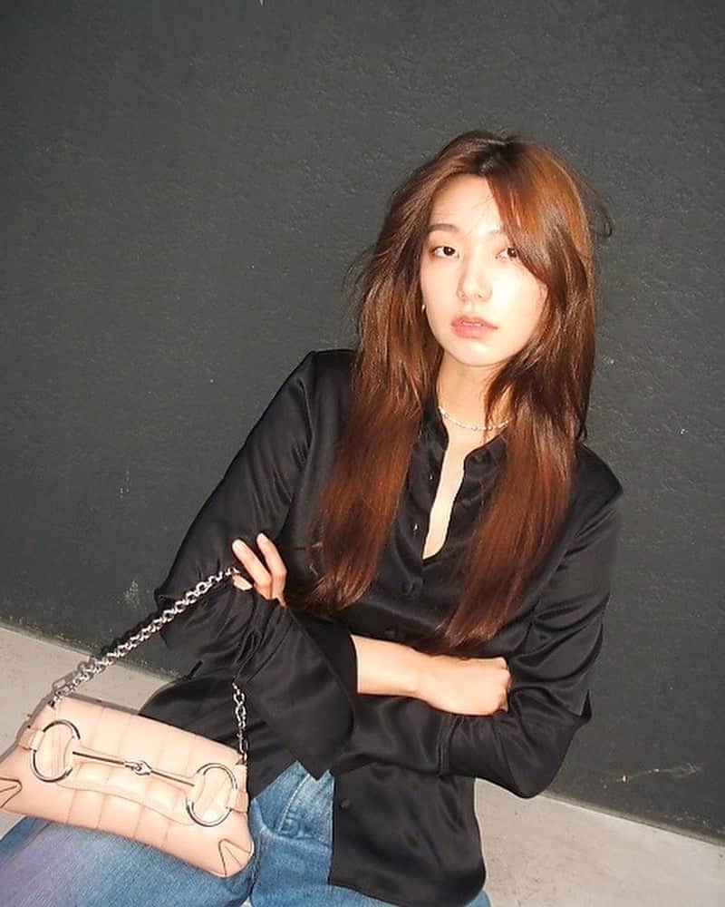 イ・ホジョンのインスタグラム：「🍑🍑  #gucci #guccihorsebitchain #광고」
