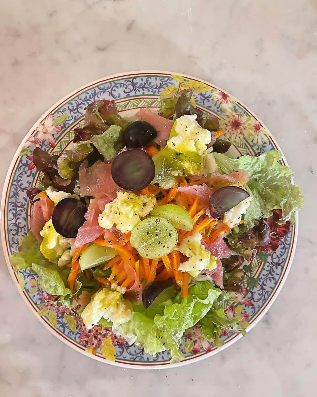 江口恵子（佐久間恵子）のインスタグラム：「素敵なお皿のプレゼント❣️  いつものサラダ🥗が華やぎます😊  高ポリフェノールの オリーブオイル Laconiko のZOI  でマリネしたモツァレラが 美味しい🫒  #laconiko  #高ポリフェノール  #食べる美容液オリーブオイル」