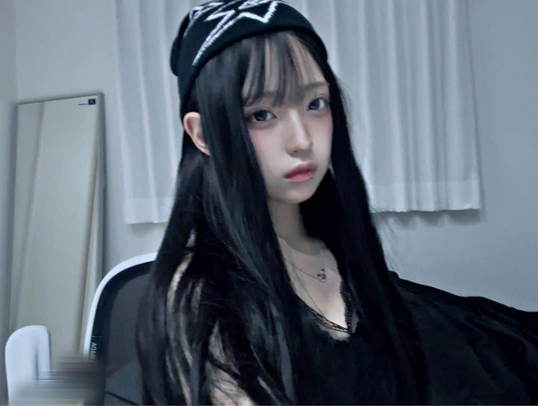 のインスタグラム：「. ウィッグでした𖤐 ̖́-」