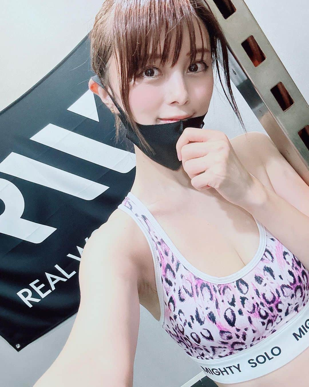 satomiのインスタグラム：「🤍🏋🏻‍♂️🍑 ・ 今日は銀座でトレーニング🏋️‍♀️ 職場からも近いから続けよっと☺️ 銀座、有楽町、京橋使えるからアクセス最高ー🫶🏋️‍♀️ ・ 今日はがっつり動いたからストレッチして早く寝よー💤 ・ 🏋️‍♀️→ @ryuji.rw  📍→@realworkout_ginza ・ #realworkoutginza #realworkout #銀座パーソナルジム #銀座ジム #パーソナル女子 #ヒップアップ #もも尻 #gym #fitness #トレーニング #ワークアウト #ダイエット #筋肉 #美意識 #REALWORKOUT銀座 #パーソナルトレーニング #トレーニング女子  #銀座ジム #筋トレ女子 #workout」