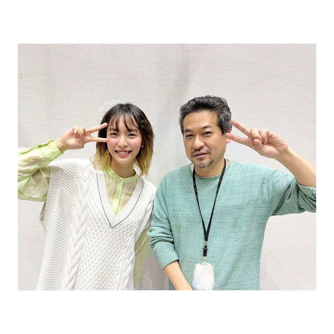 駒井蓮のインスタグラム：「🦥 ⁡ ⁡ 明日、9月12日(火)21:00〜は テレ朝ドラマ「シッコウ‼︎〜犬と私と執行官〜」 いよいよ！！！ 最終話の放送です🥺🐶 ⁡ シッコウの現場は凄く和気藹々としていて 沙莉さんの明るさが、現場をぱーーーっと！照らしているようでした☀️ ⁡ 私はなかなか緊張していましたが 現場では冗談が飛び交っていて 本当に皆さんが面白くて最高だな〜！と思っておりました。 先輩方のお芝居もとても緻密で勉強になることばかり。 そして夏奈という役も言葉選びが面白くて、毎回どんなツッコミ台詞があるのか楽しみでした😳 ⁡ ⁡ 今回のシッコウは、子供。 ひかりと小原さんはどう向き合って行くのか、 是非、皆様、お見届けください！！！！ ⁡ ⁡ #田村監督と！ #田村さんの演出はいつも的確で #いつも温かいです！ #感謝感謝  #🐶」