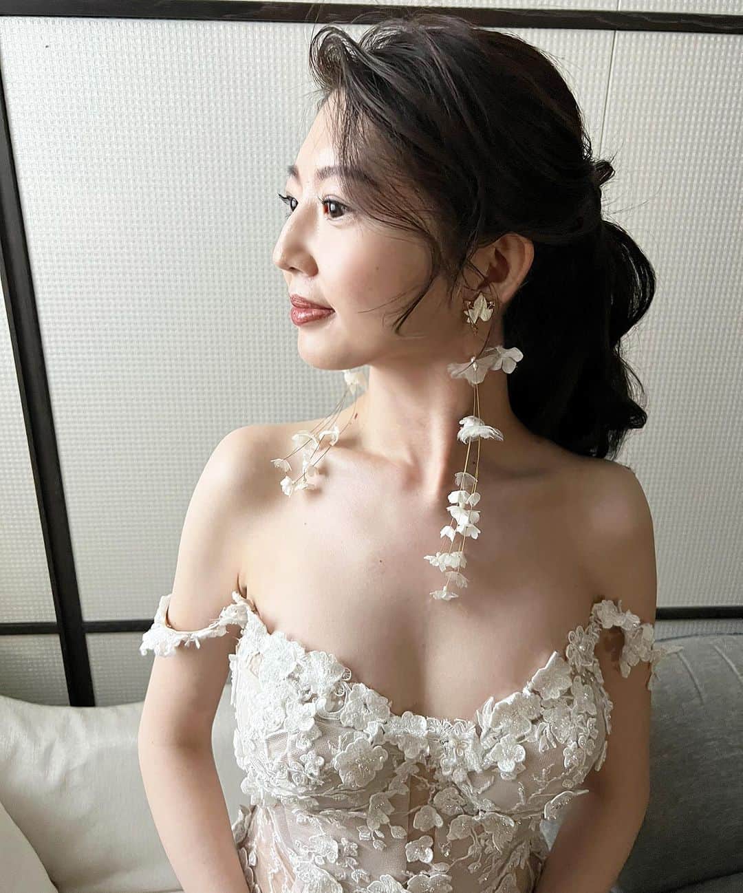 服部由紀子さんのインスタグラム写真 - (服部由紀子Instagram)「. ガリアラハヴのドレスは ポニーテールがとっても合う。  少しだけでも皆と同じポニーテールにならないように、  サイドの流れや、中心部分の繋ぎの表現も変えて。  キャシャな骨格に、 肩のレースが下がるアンニュイなドレスに  大人の色気とエレガントさと。  前髪は立ち上げた強さと、 耳に繋がるエアリー感を大切にしました。  うん、とっても美しい。  入場した時の歓声も、嬉しかったです。  seiraさん、京都までご指名くださり、 ありがとうございます♡  @ceu0116  @magnoliawhite_official  The ponytail fits me very well.  To avoid having the same ponytail as everyone else, Change the flow of sides and the expression of connecting the center part.  It's a cathy skeleton, in an ungainly dress that lowers the lace of lace Adult charm and elegance.  The strength of the bangs, I valued the airy feeling that connects to my ears.  Yes, it's very beautiful.  #プレ花嫁#東京花嫁#横浜花嫁#前撮り#結婚#大阪花嫁#ホテルウェディング#服部由紀子#キッズモデル募集 #ヘアメイク#白無垢ヘア#パレス花嫁#パレスホテル東京#hairstyle#京都花嫁 #ウェディングブーケ#ブーケ#東京前撮り#フォーシーズンズ京都 #丸の内前撮り#パレスホテル東京ウエディング#hair #パレス花嫁 #京都ウェディング  #前撮りヘア」9月11日 19時53分 - ceu0116