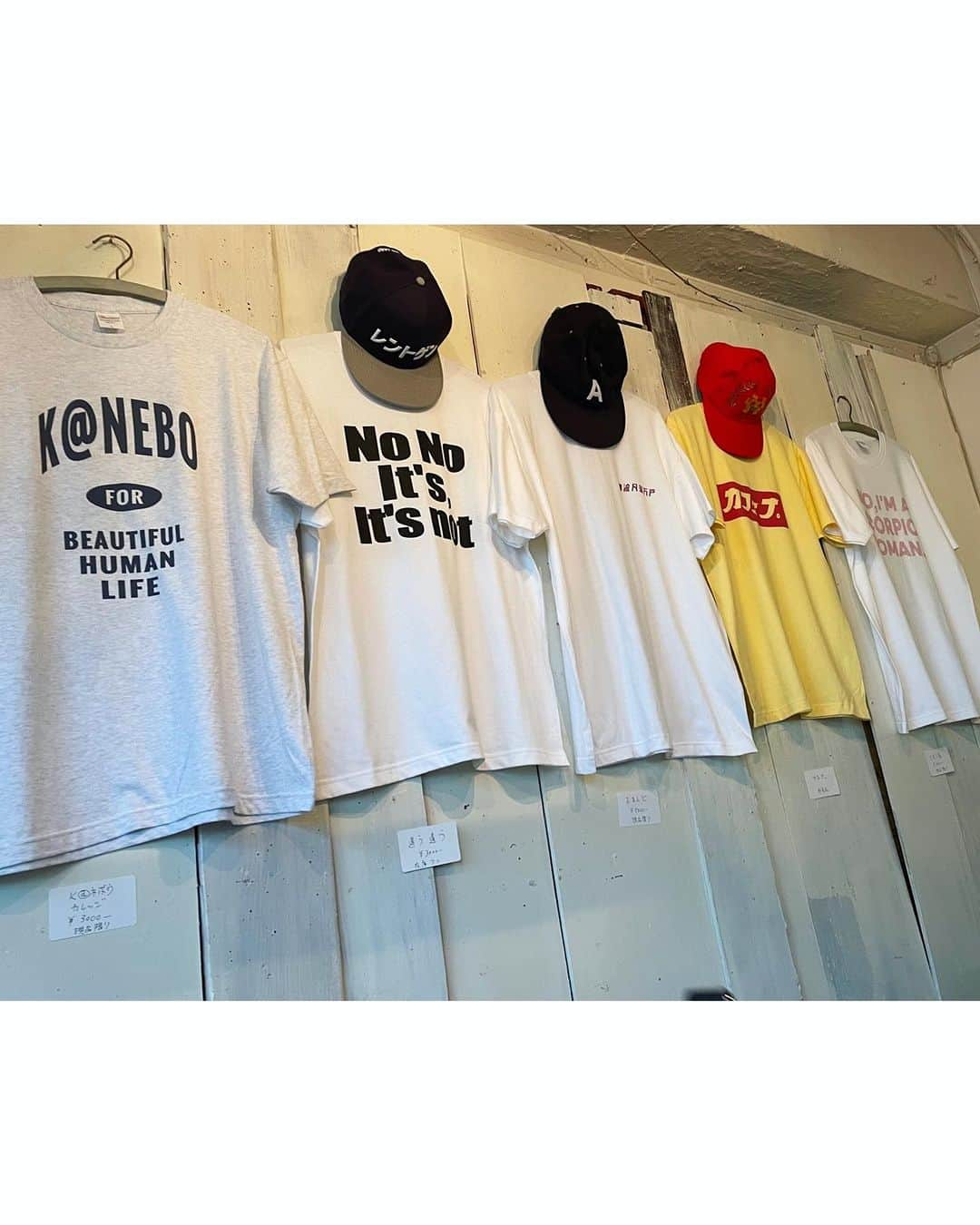 馬場園梓さんのインスタグラム写真 - (馬場園梓Instagram)「へい♪  A先生のTシャツ展2023に行ってきました！ @akeikaku85a   またまた かわいいTシャツを買ったよ！  もちろんXL🤤  原宿のカフェな。さんにて @cafe_na   意味を知れば さらに魅力増し増しのTシャツが盛りだくさんです！  一ヶ月ぐらいやってるみたいですので ぜひ！  アイパー滝沢くん作のコースターも あまりにもかわいい🤤  ルン♪  #A計画 #A先生 #原宿 #Tシャツ #カフェな。 #アイパー滝沢 #編み物 #コースター #ルン♪」9月11日 20時00分 - babazonoazusa