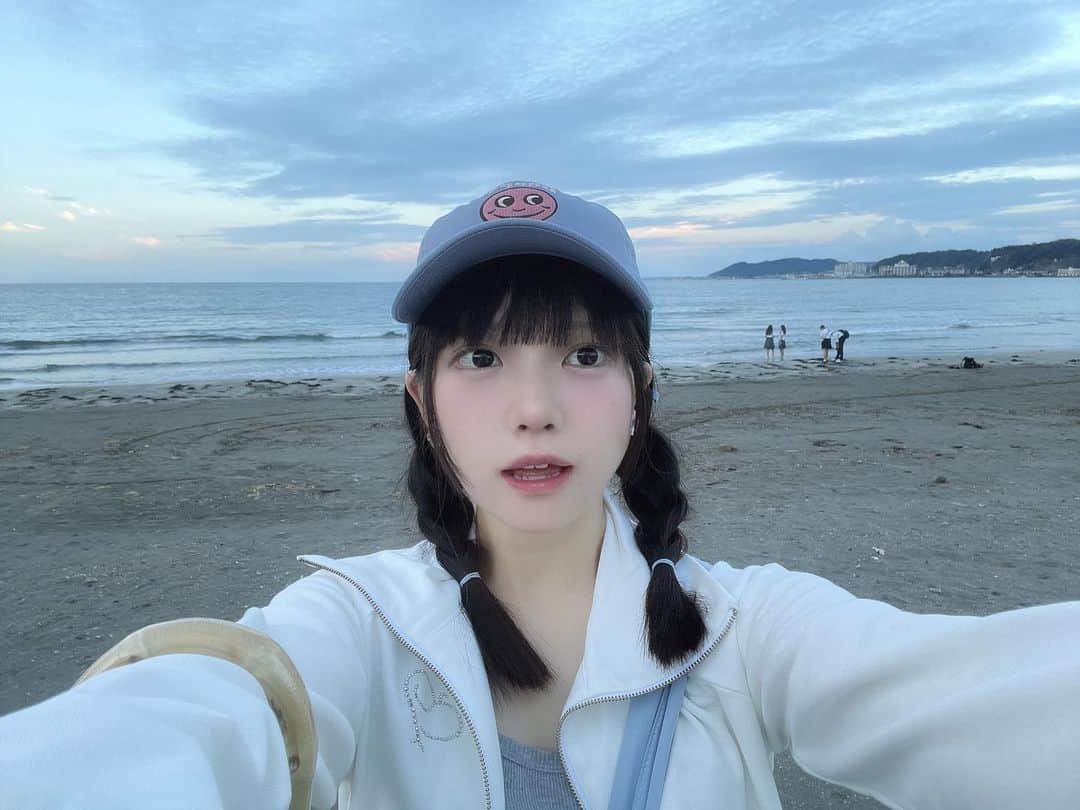 のインスタグラム：「ひとり海〜！ おうち大好きみぽなんだけどどうしても自然感じたくて、はるばると鎌倉まで…😂！！！海の音と風を浴びて完全にスペシャルリフレッシュデー👍🏻ないすぅ👍🏻」